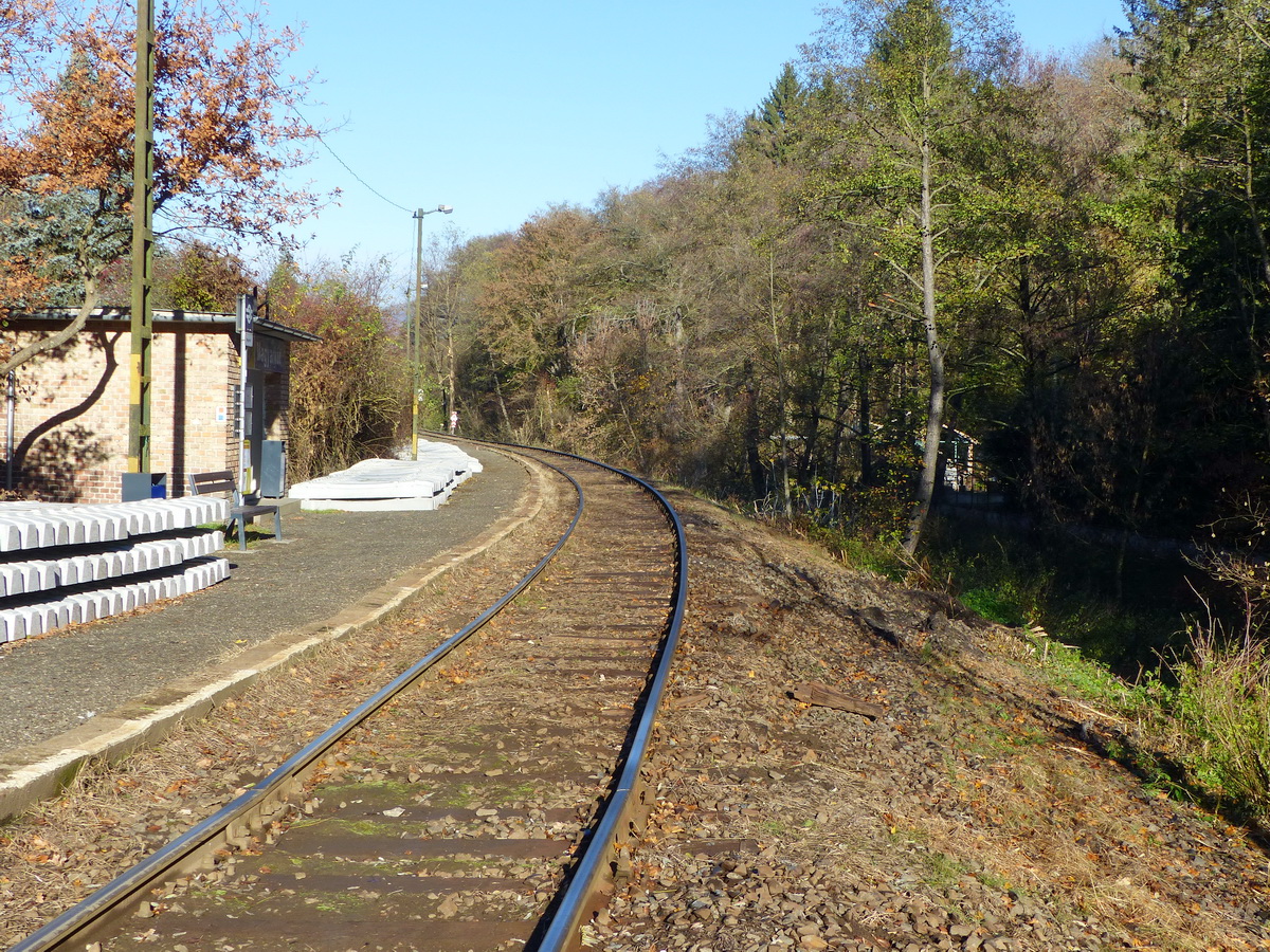 A kisiklás helye Magyarkút vasúti megállóban. Jobbra csúsztak le a kocsik a töltésről.