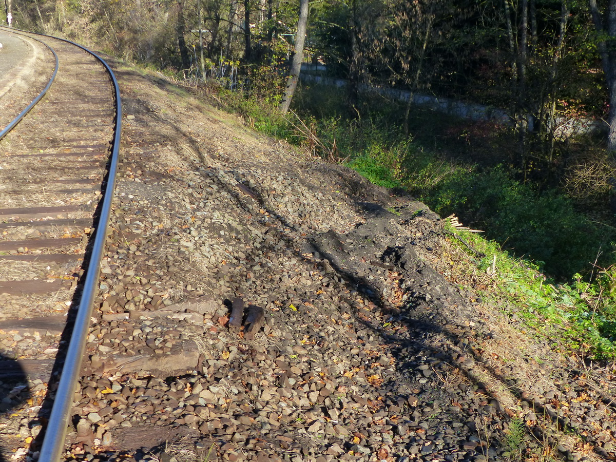 A lecsúszás nyomai még most is láthatóak.