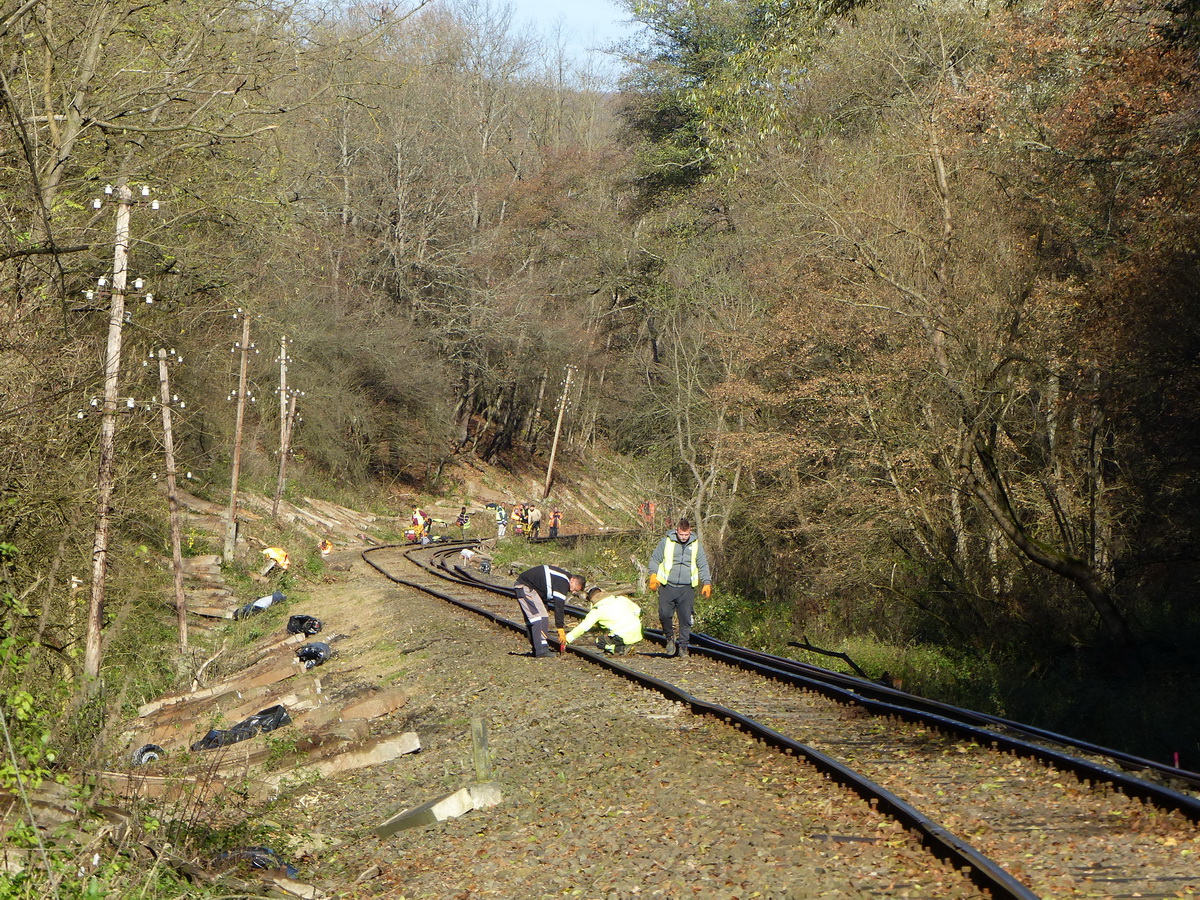 Dolgozik a munkáscsapat. Azért ezen képen látszik, mennyire hullámosak a sínek.