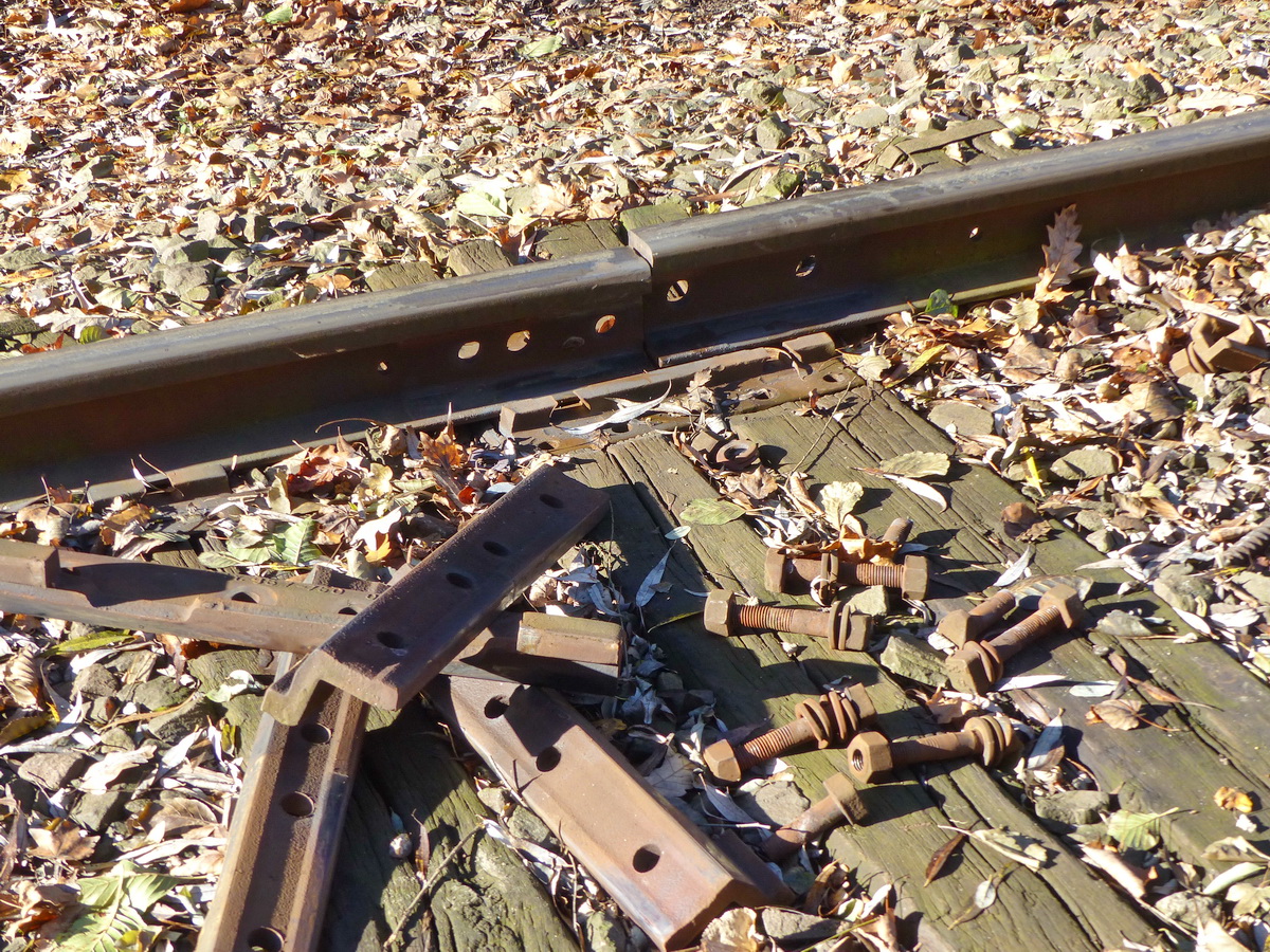 Itt már a sínek közötti kötéseket is lebontották