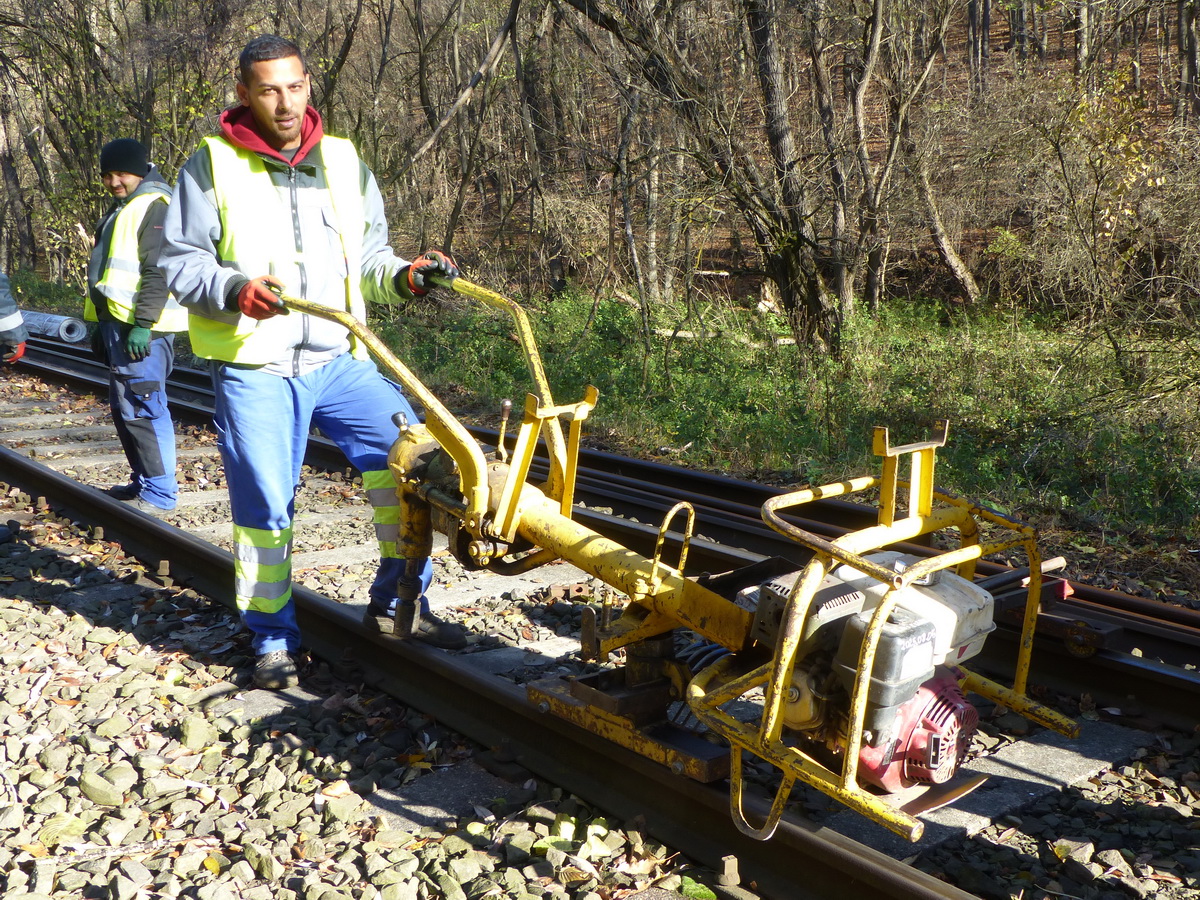 Az egyik csavarkiszedő gép és a kezelője