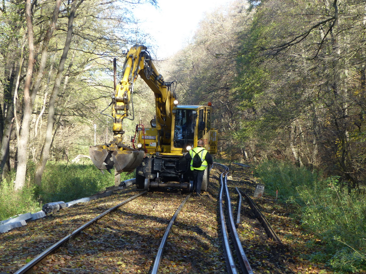A markoló már szedi fel a talpfákról a síneket