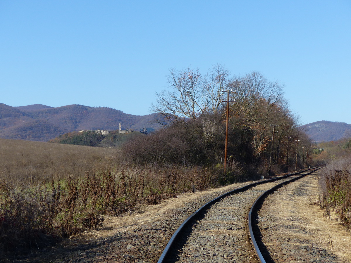 ...hogy aztán egy kanyar után már balról bukkanjon elő.