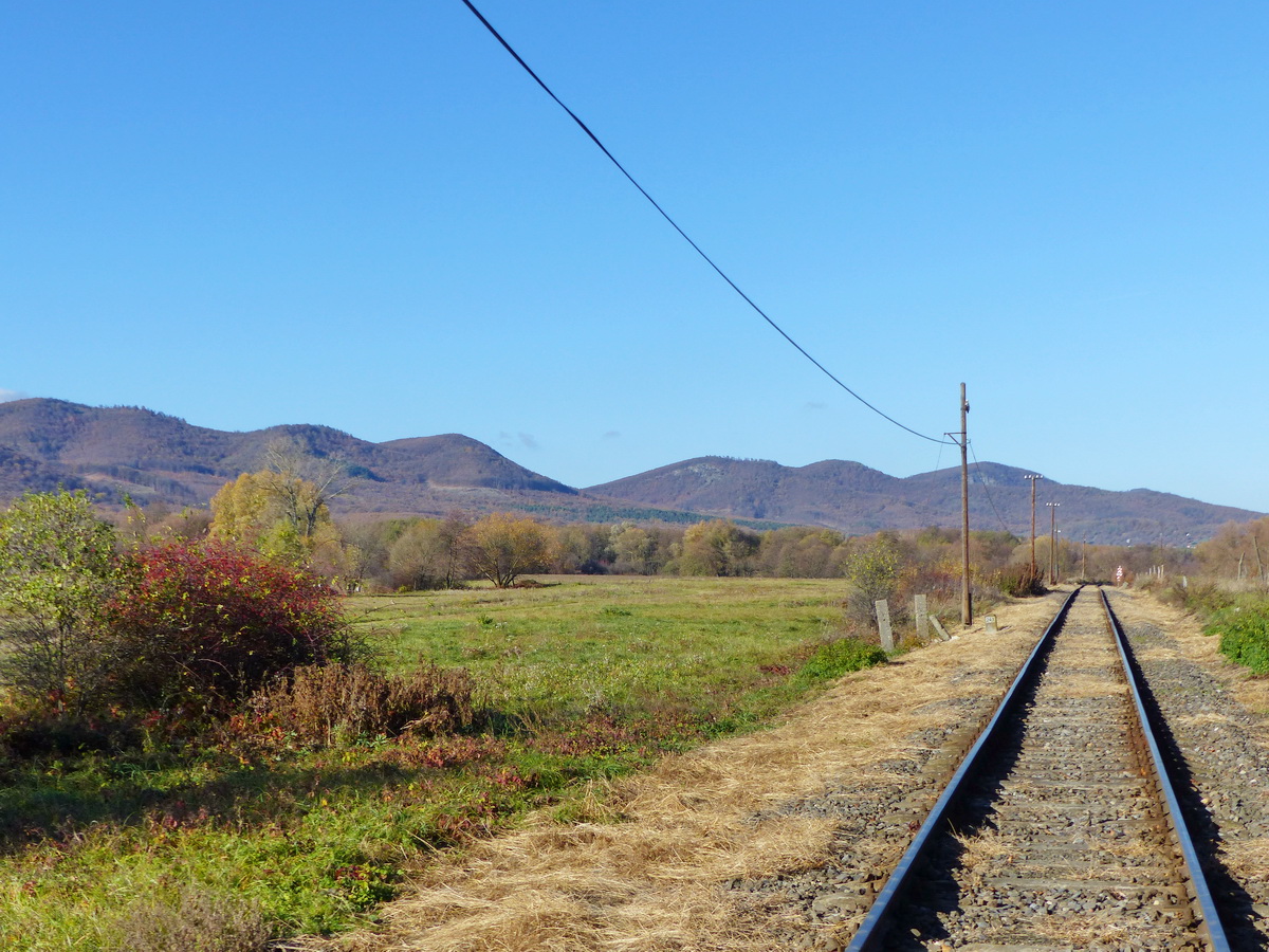 Kilátás a mezőkön keresztül a Börzsöny hegyeire