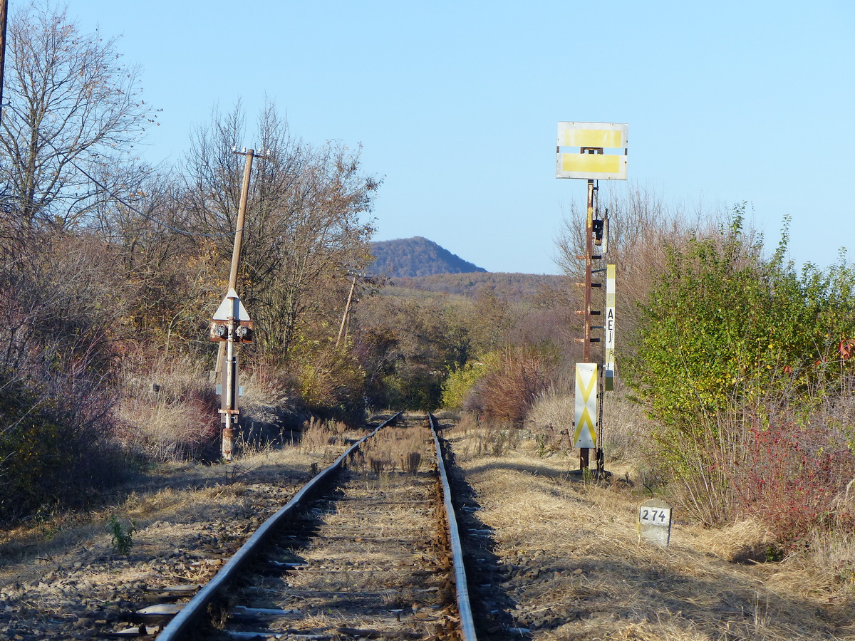 Megálljt mutat az állomás bejárati előjelzője