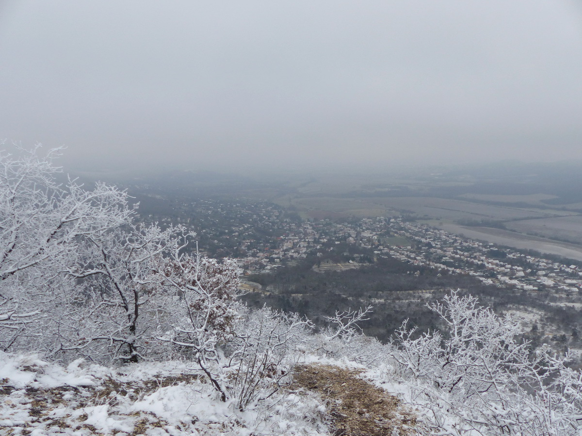 Kilátás Pilisszántóra a Szent László kúpjáról