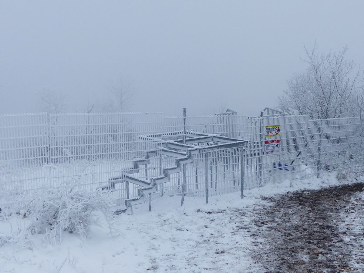 Furcsa átjáró épül a vadiúj kerítésen