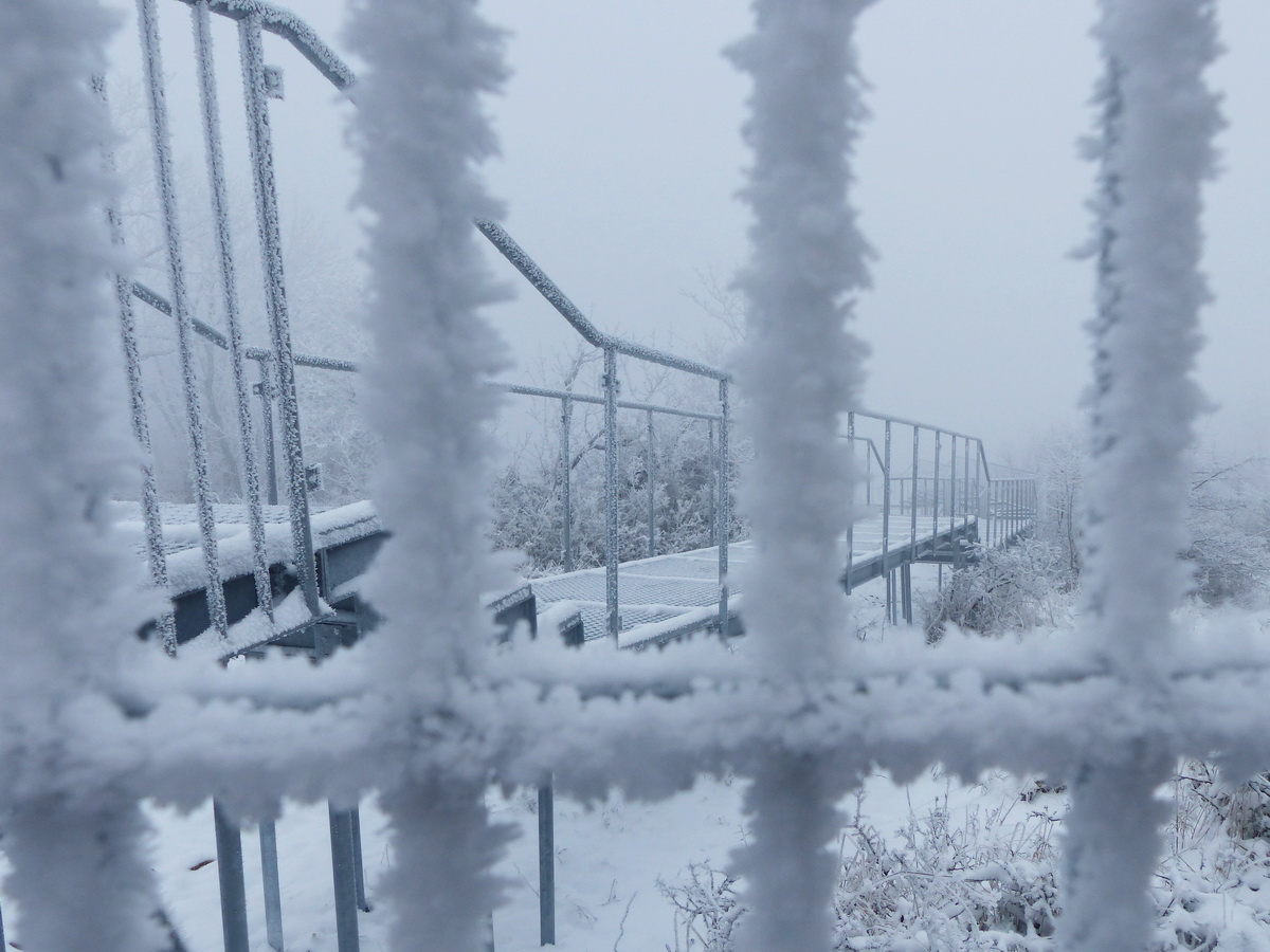 Vajon hová vezethet ez a megemelt gyalogút?