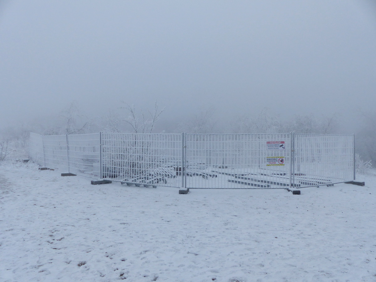 Egy elkerített területen még voltak beépítendő anyagok