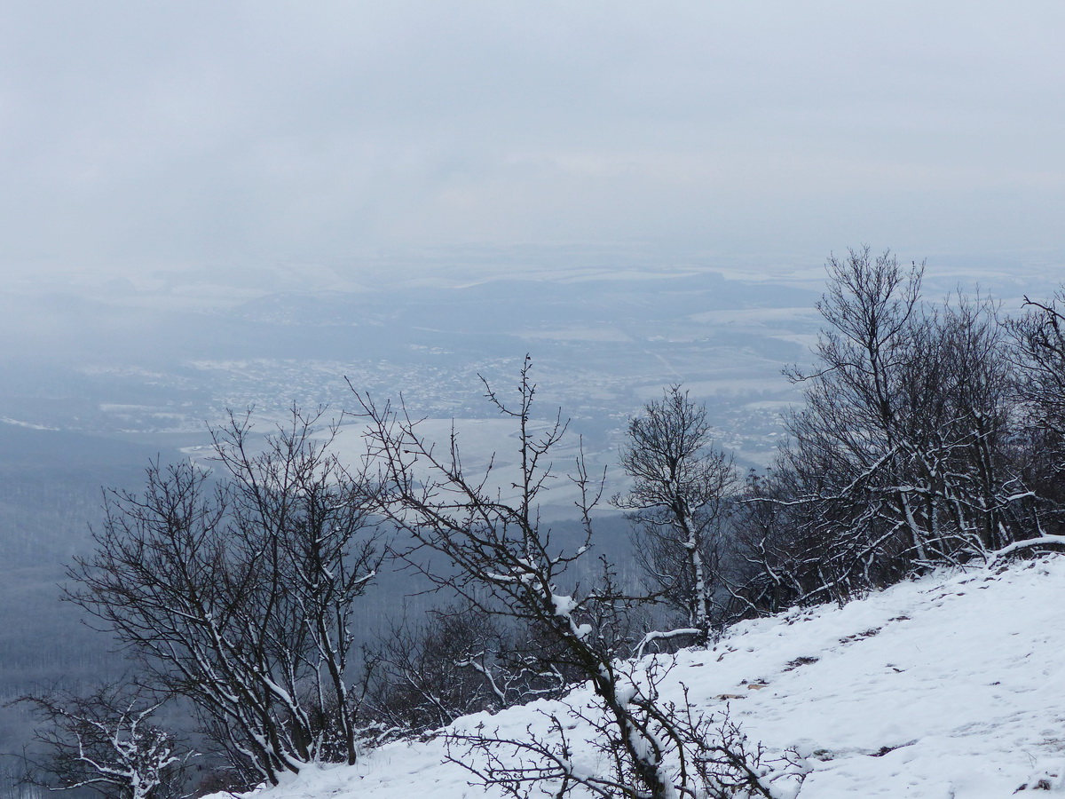 Kilátás Piliscsévre a névtelen kilátópontról...