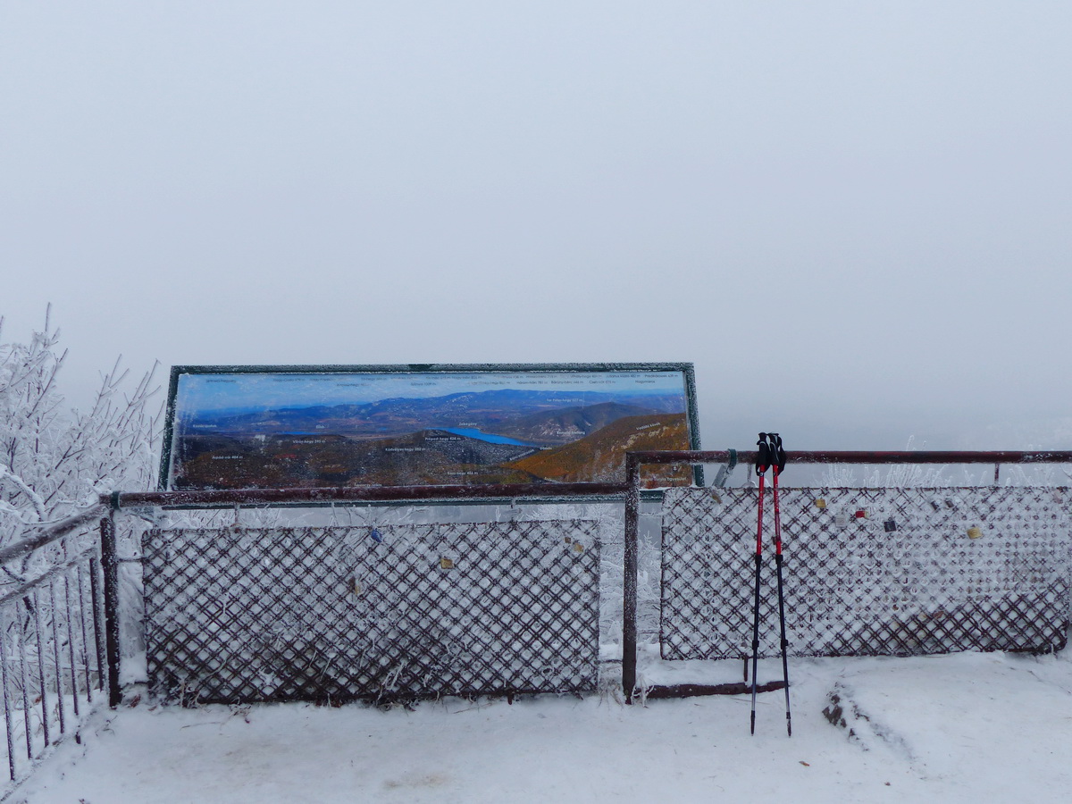 Megérkeztem a turistaház mögötti kilátóteraszhoz. Innen sem láttam semmit a köd miatt.