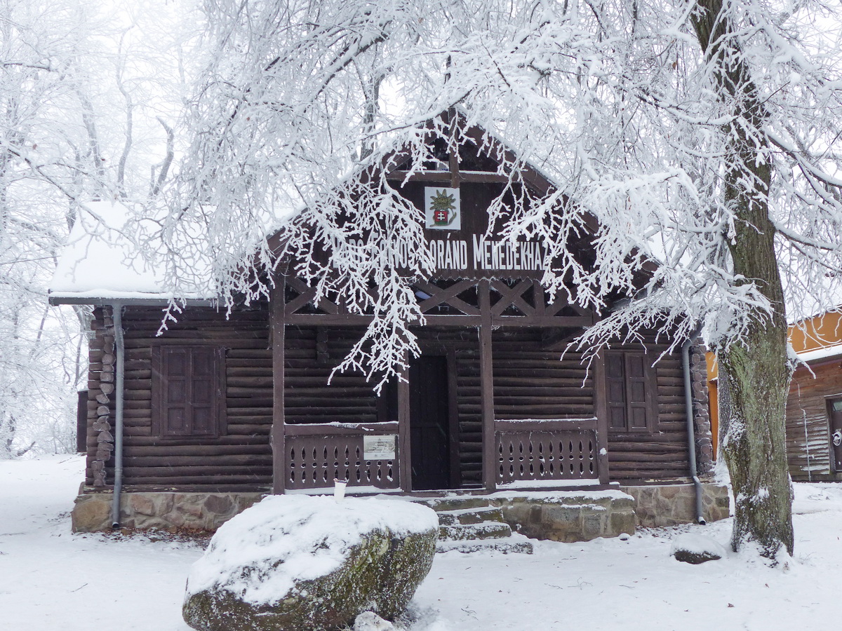 A turistaház mellett áll a régi menedékház felújított épülete, amely most egy kis múzeum.