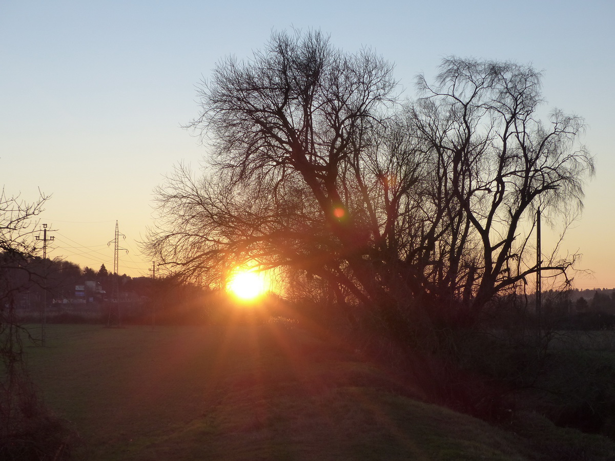 Napkelte az Aranyhegyi-patak hídjától nézve