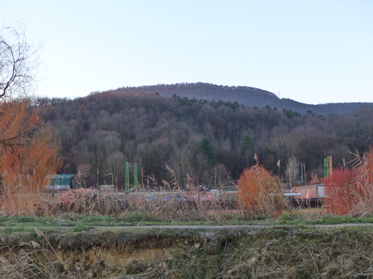 Feltekintés a Csúcs-hegyre. Nem egy vakondtúrás és a Hármashatár-hegy még ennél is magasabb!