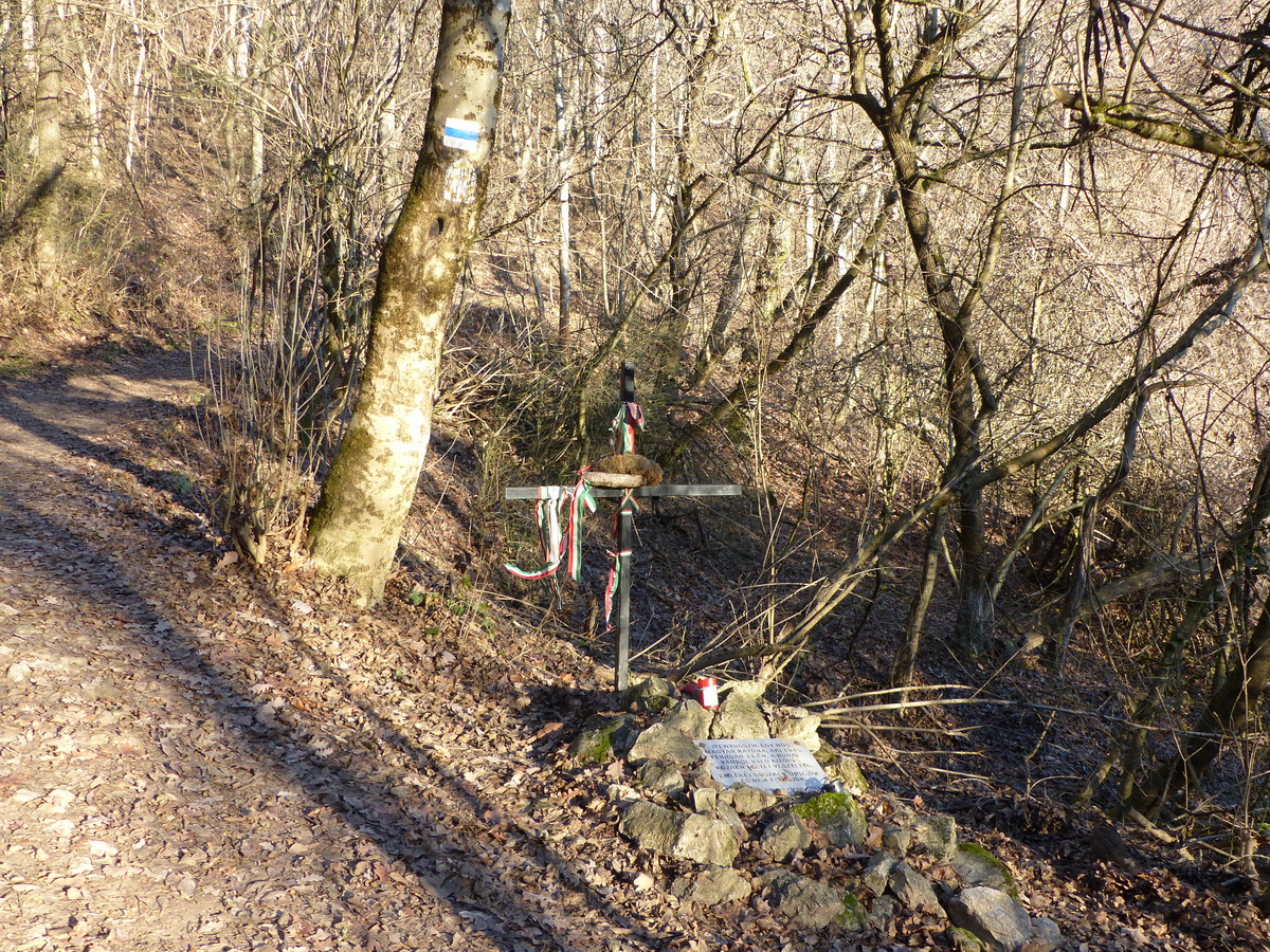 Katonasír a turistaút mellett