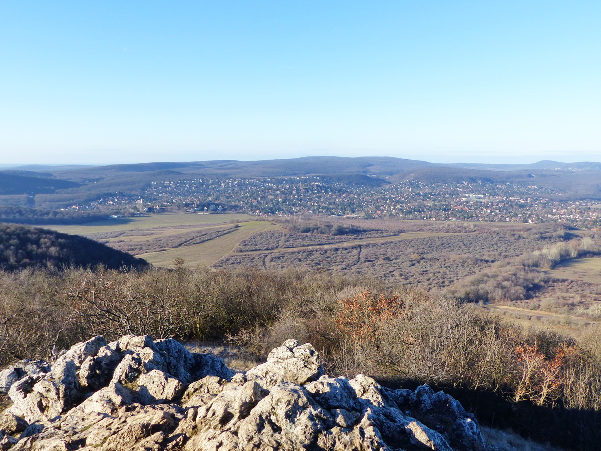Kilátás a vitorlázó-repülőtér füves mezejére, mögötte Pesthidegkútra és a távoli Nagy-Kopasz hegyhátára