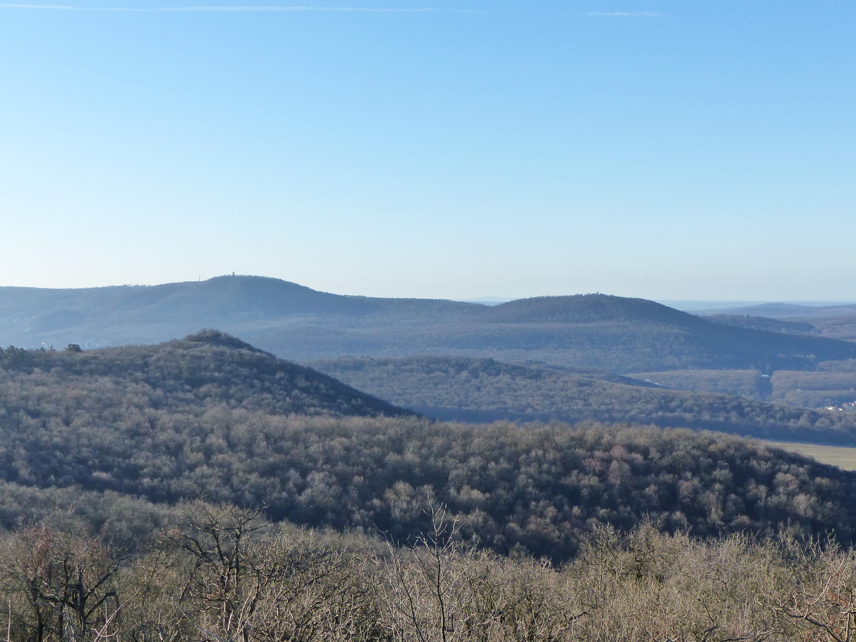 Délnyugat felé tekintve balra az előtérben áll az Újlaki-hegy, mögötte a János-hegy (balra) és a Nagy-Hárs-hegy (jobbra) áll