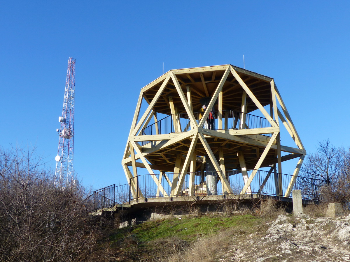 A Hármashatár-hegy csúcsán áll a Guckler Károly kilátó