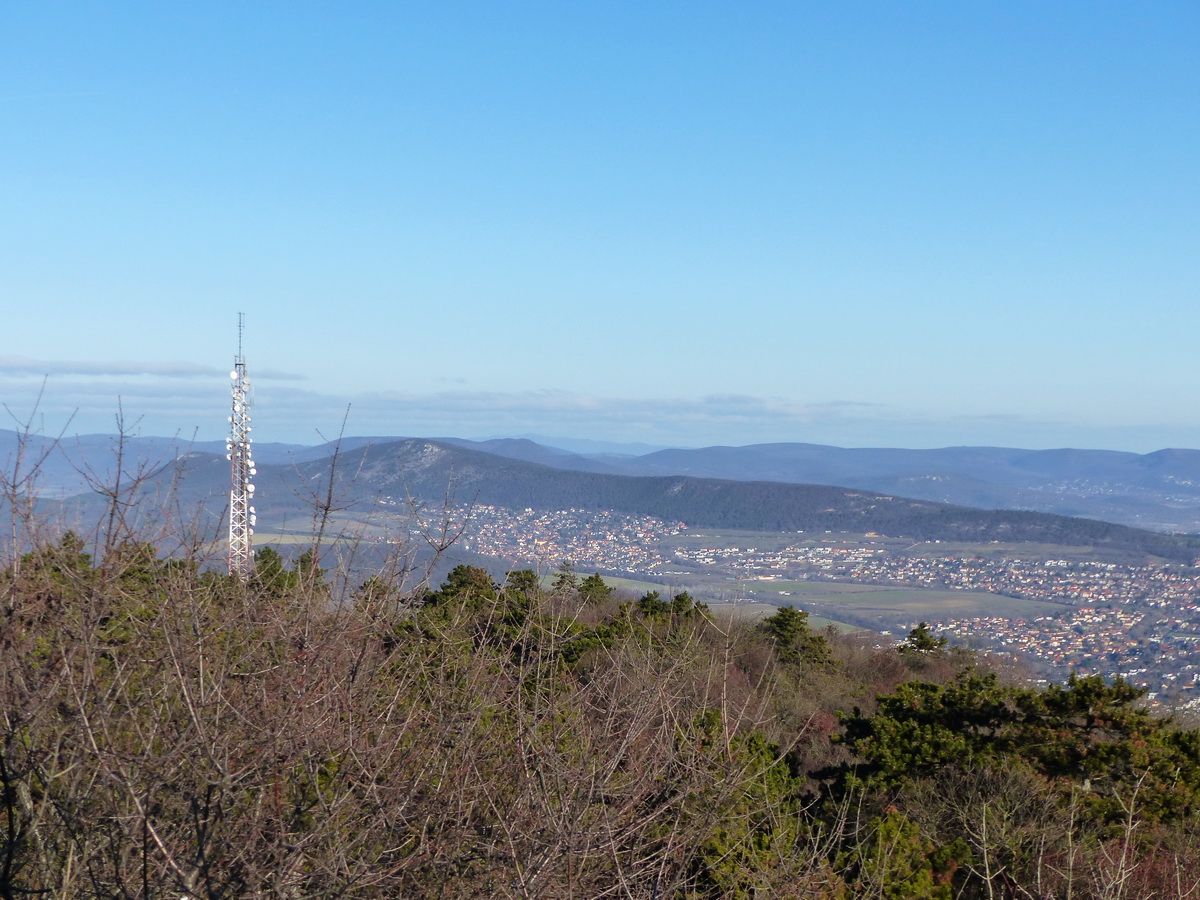 Kilátás észak felé Pilisborosjenőre és Ürömre, mögöttük a Kevély hosszú gerincére és a háttérben a Visegrádi-hegység csúcsaira