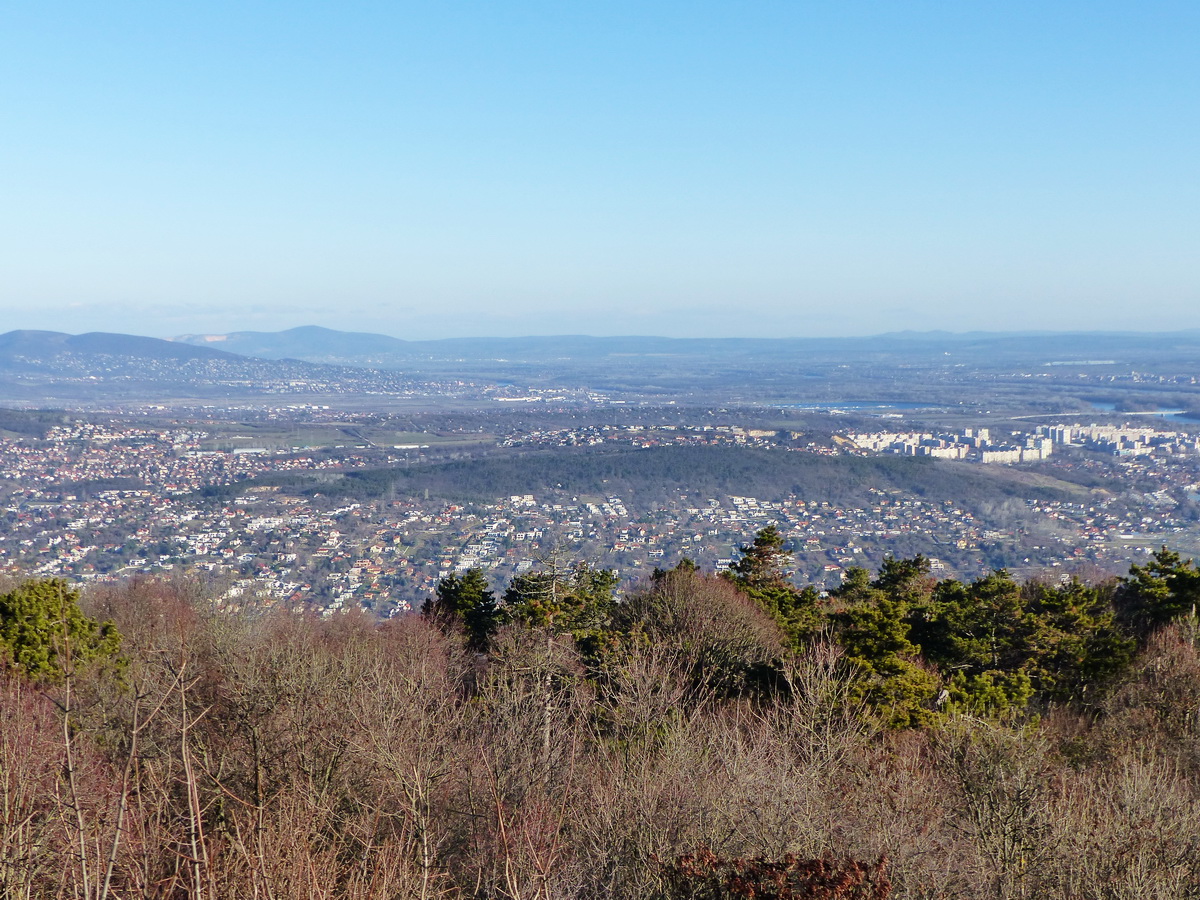 Északkelet felé tekintve jól látszik a távoli Naszály (balra) és a Békásmegyeri lakótelep (jobbra) is