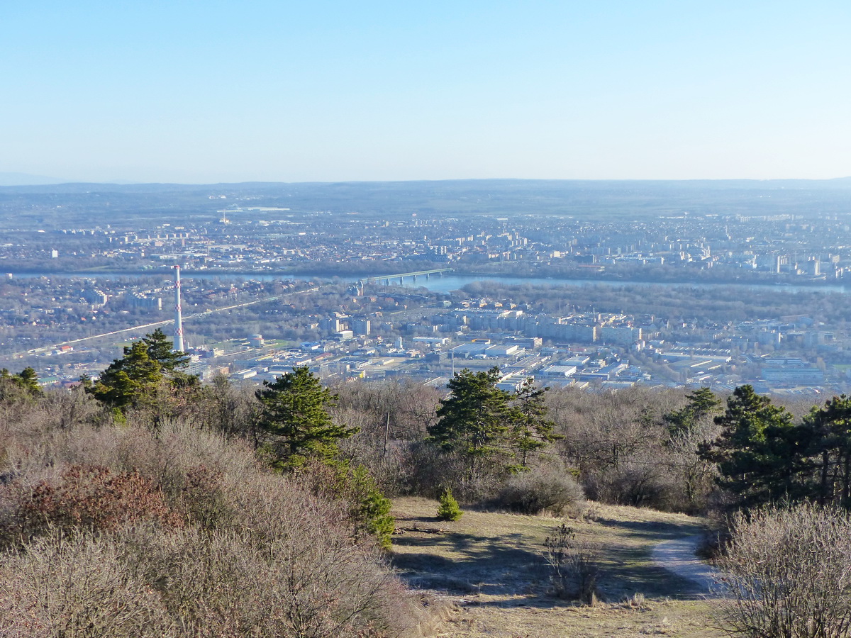 Kelet felé Óbudát és a Duna túlpartján elterülő Újpestet látjuk