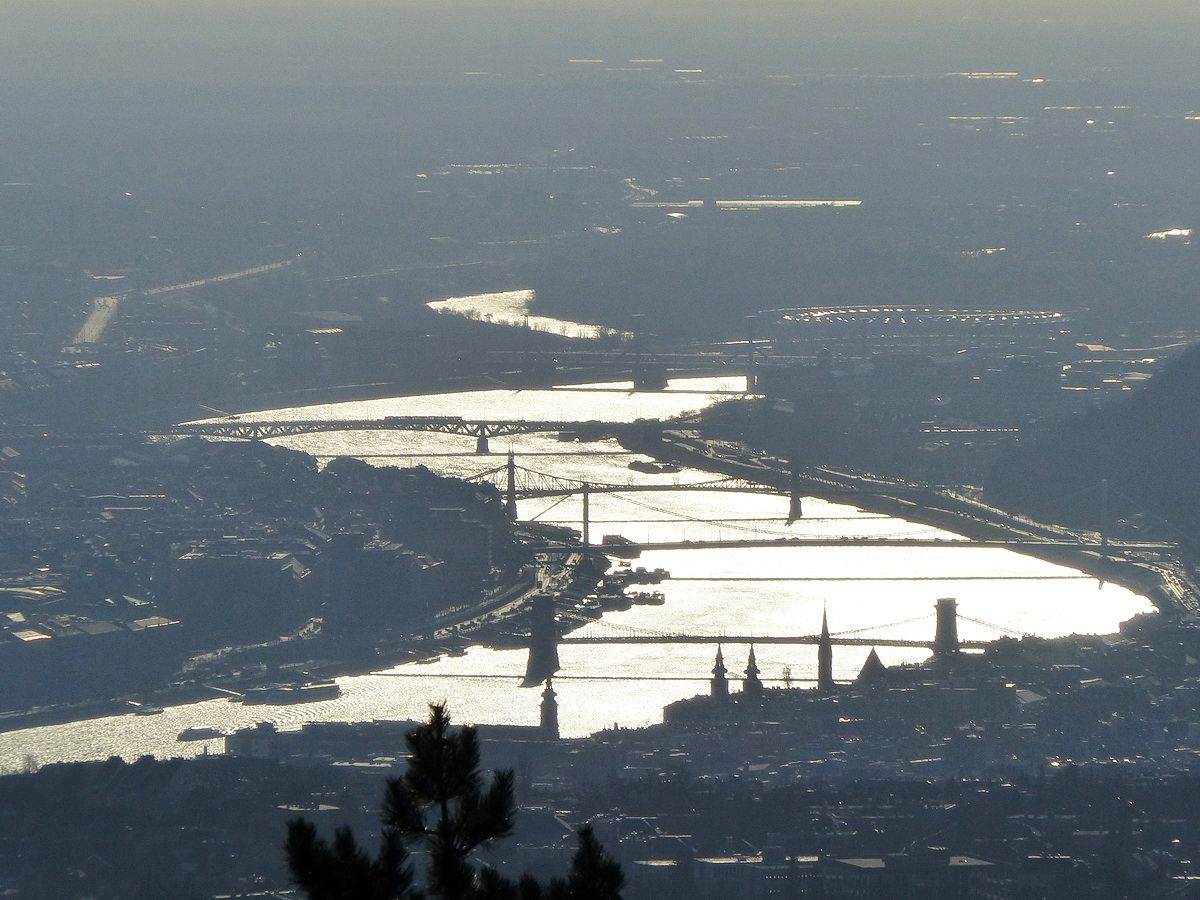 Egy kis zoommal jól látszanak a részletek is. A Petőfi hídon éppen egy Combino kocog át.