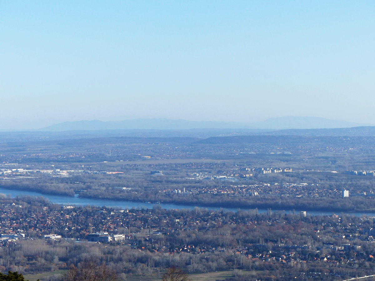 A kristálytiszta időben kelet felé a távolban feltűnt a Mátra vonulata a Galyatetővel (balra) és a Kékestetővel (jobbra)
