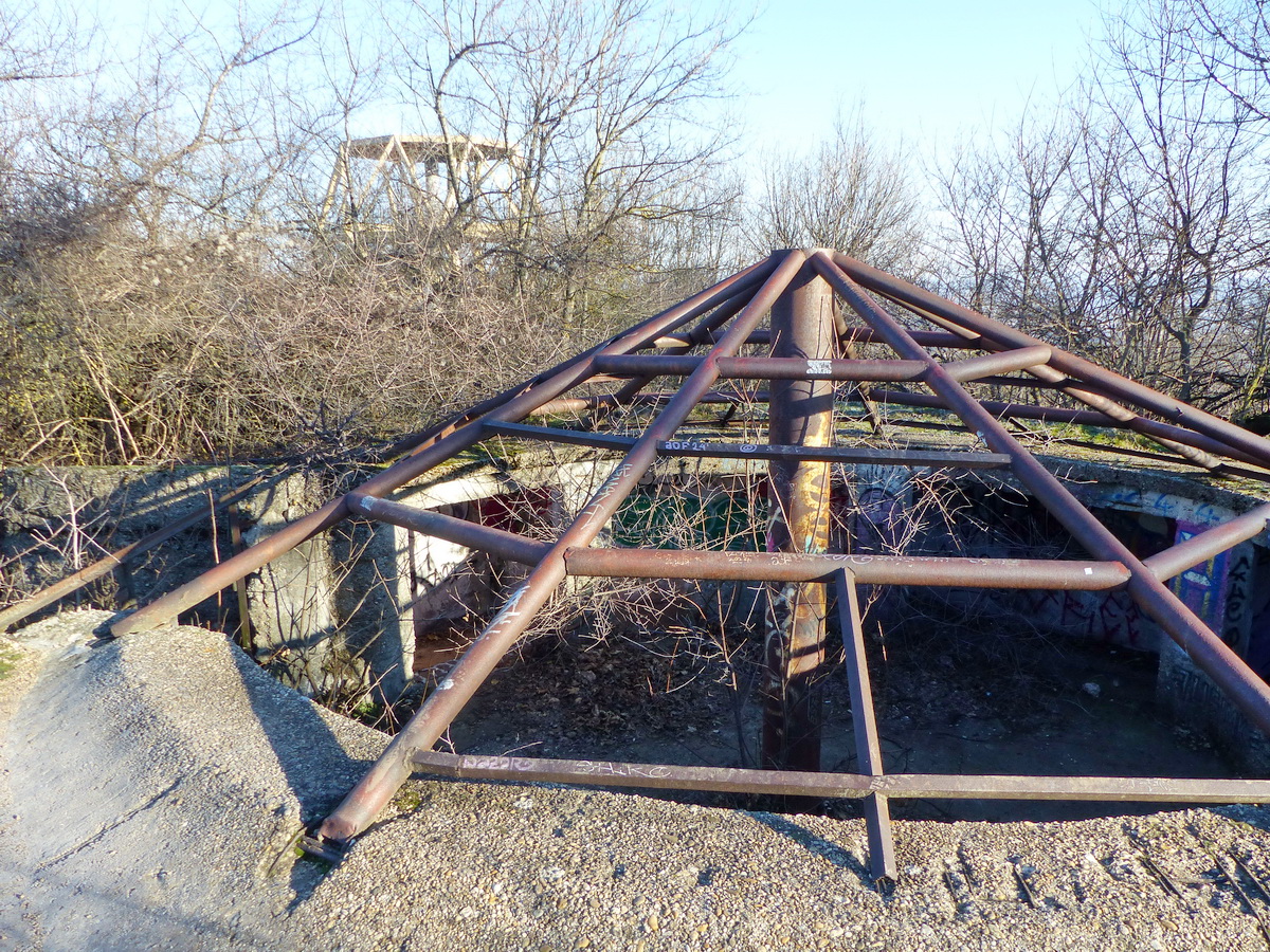 II. Világháborús légvédelmi állás a kilátó szomszédságában