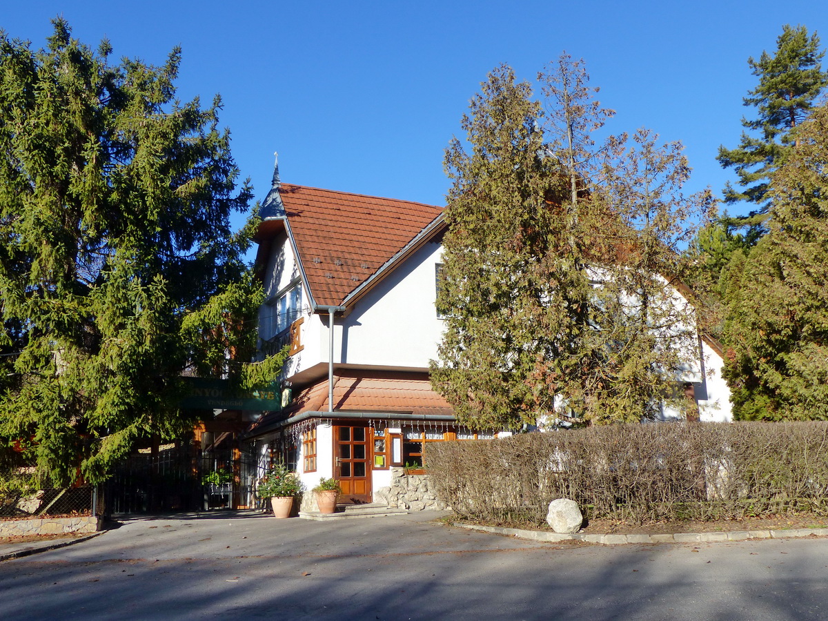 Lenn a Szépvölgyi útnál áll a Fenyőgyöngye vendéglő épülete