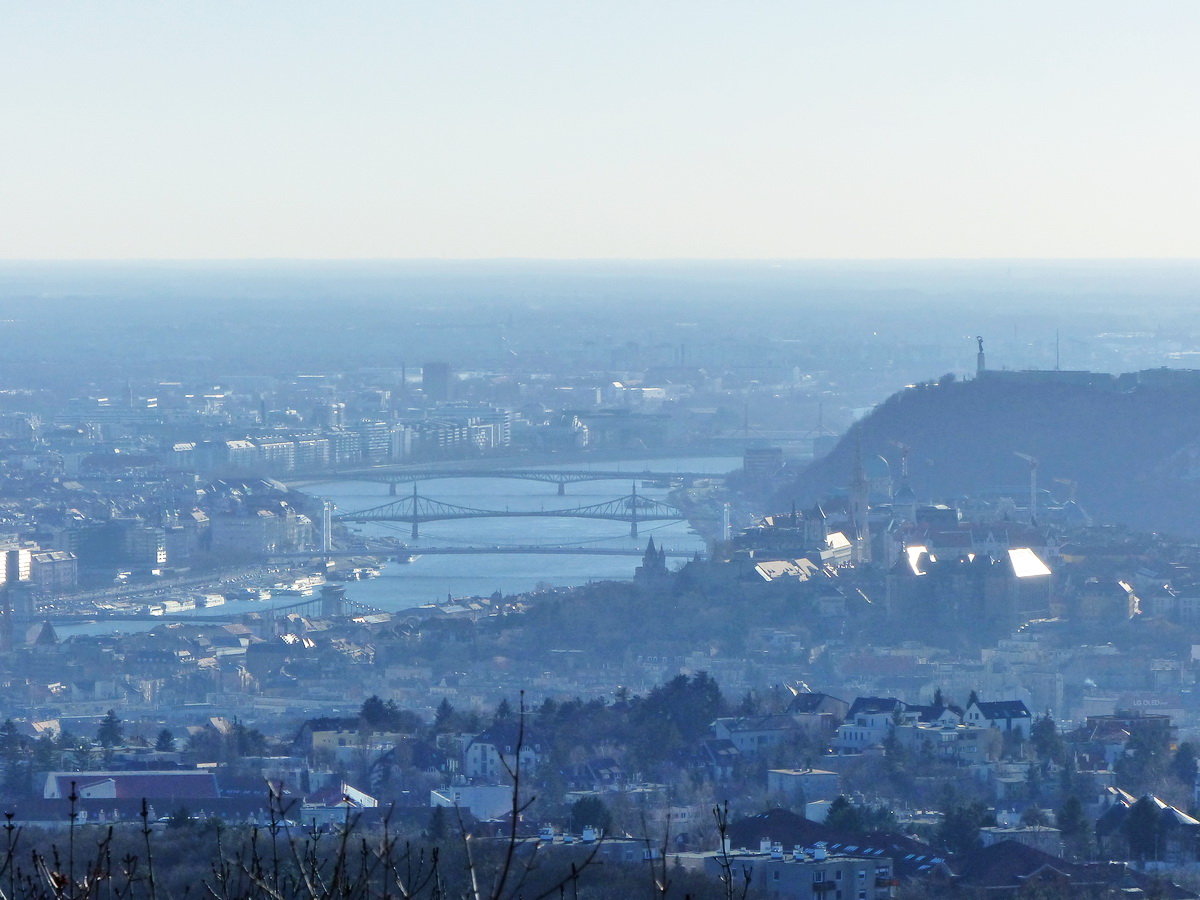 ...de még jól látszik a Duna és a rajta átívelő hidak.