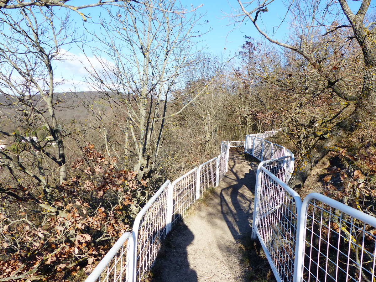 Korlátokkal védett turistaút az Apáthy-szikla előtt