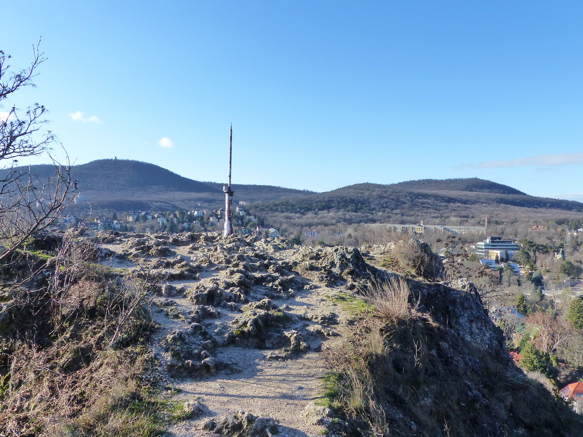 Az Apáthy-szikla csúcsa pont szintben van a turistaúttal. Az oszlop egy volt közvilágítási lámpa oszlopának torzója.