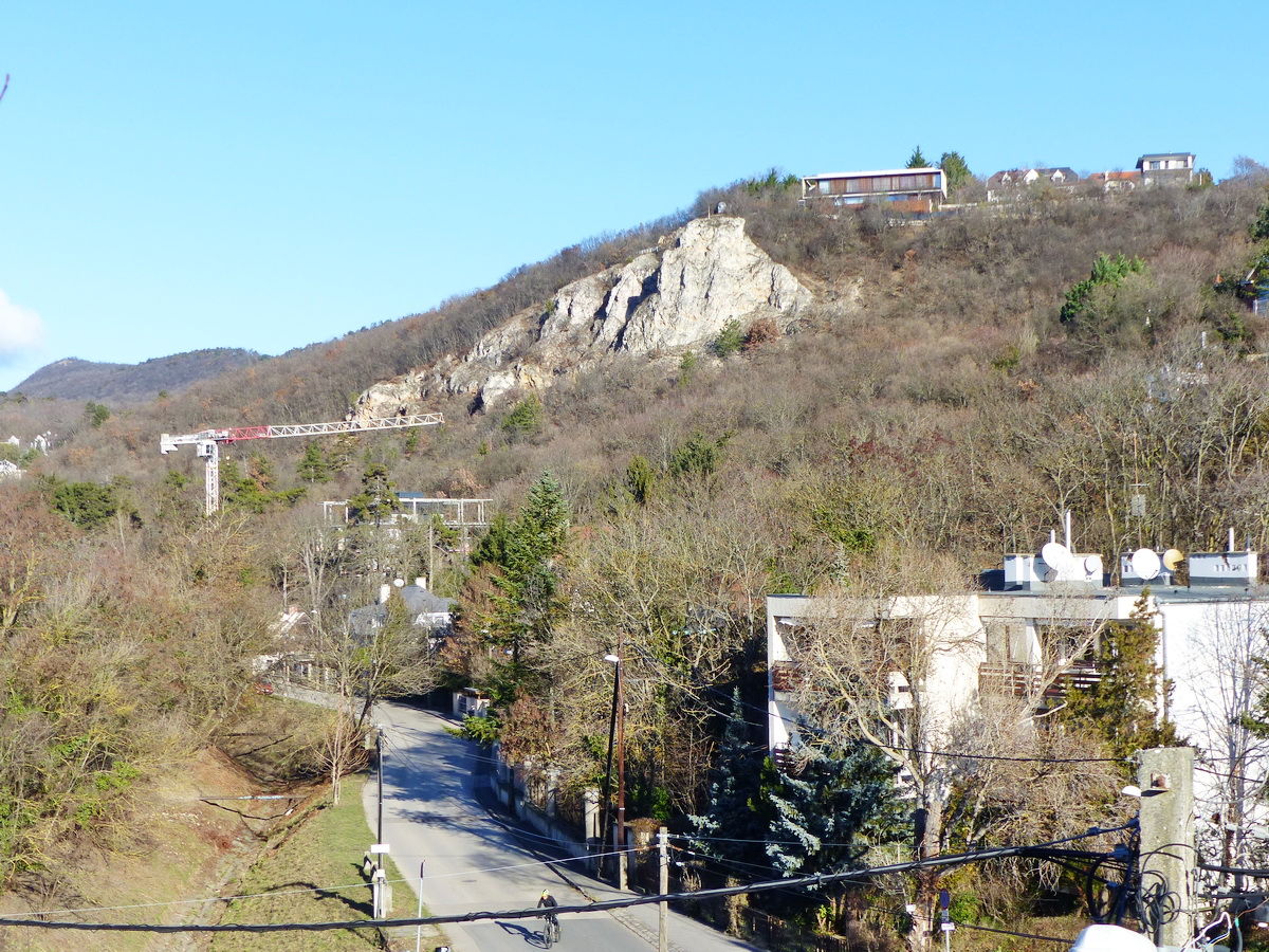 Visszatekintés az Apáthy-sziklára a Nagyhídról. Szinte eltörpül a szikla a mögötte épített palotákhoz képest!