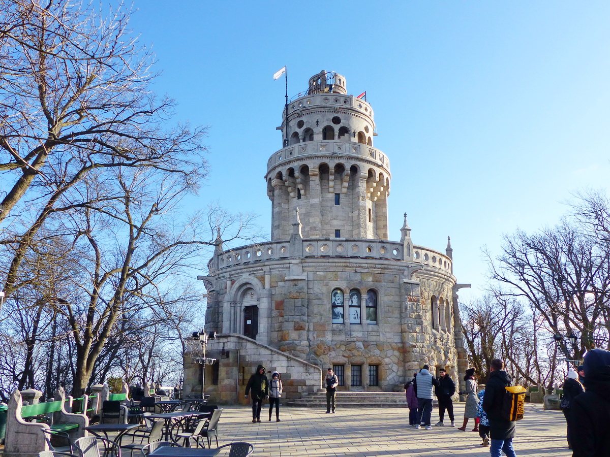 Felértem a János-hegy 527 méter magas csúcsára az Erzsébet kilátóhoz