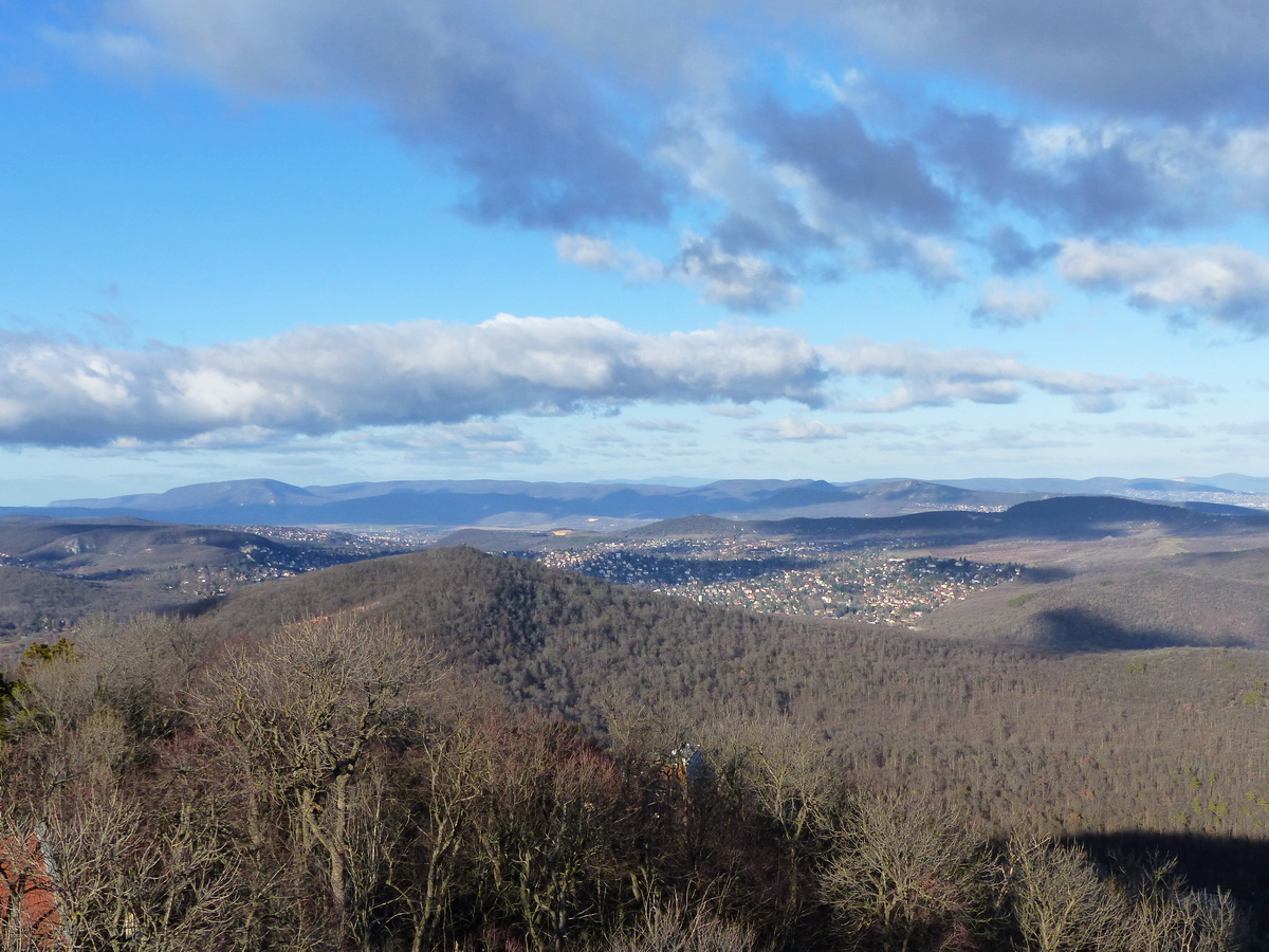 Kilátás a János-hegyről. Észak felé tekintve az előtérben a Kis-Hárs-hegy áll, mögötte feltűnik Pesthidegkút, az amögött húzó gerincen jobbra a Csúcs-hegy (onnan jövök), a hátteret a Pilis és a Visegrádi-hegység adja.