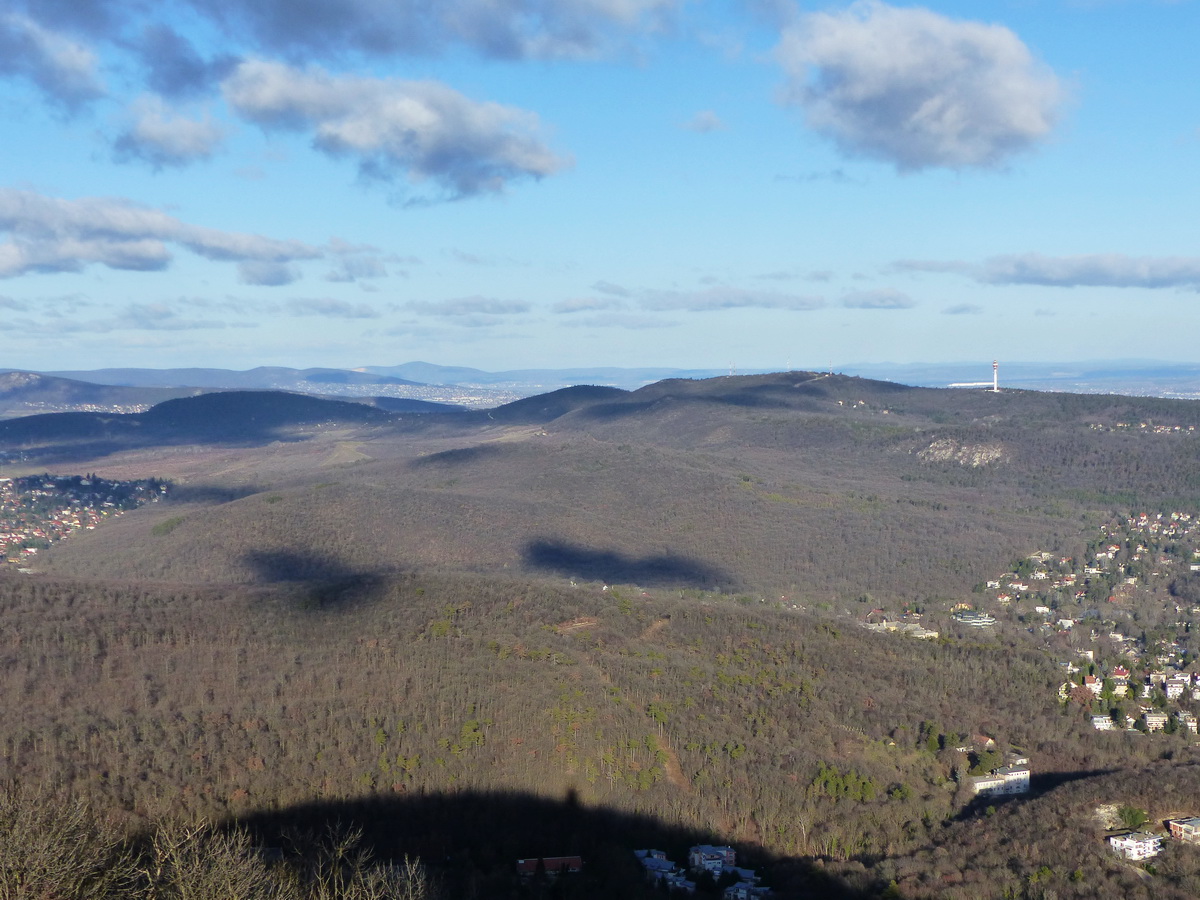 Kilátás a Csúcs-hegyre (balra) és a Hármashatár-hegye (jobbra). Lenn középen a János-hegy árnyéka látszik az Erzsébet kilátó kontúrjával.