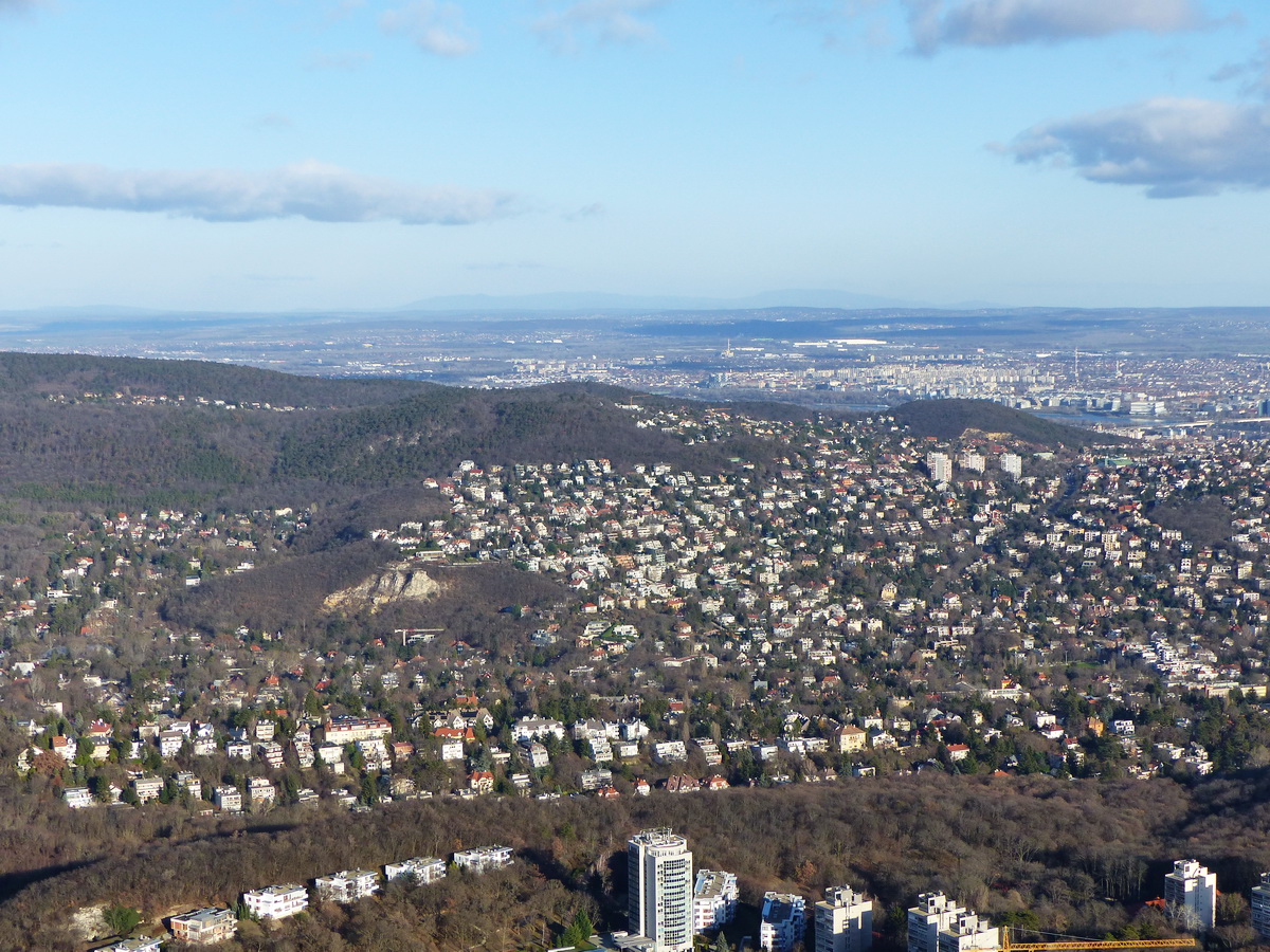 Kilátás a Látó-hegyre (középen) és alatta az Apáthy-sziklára. A távolban feltűnik a Duna és Újpest is.