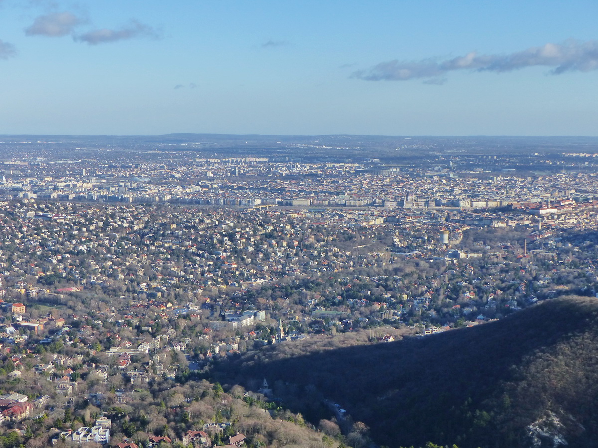 Kelet felé alattunk terül el Budapest