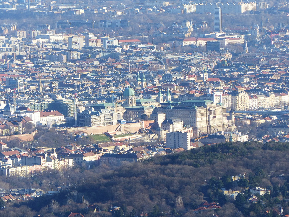 A Vár és mögötte a pesti belváros