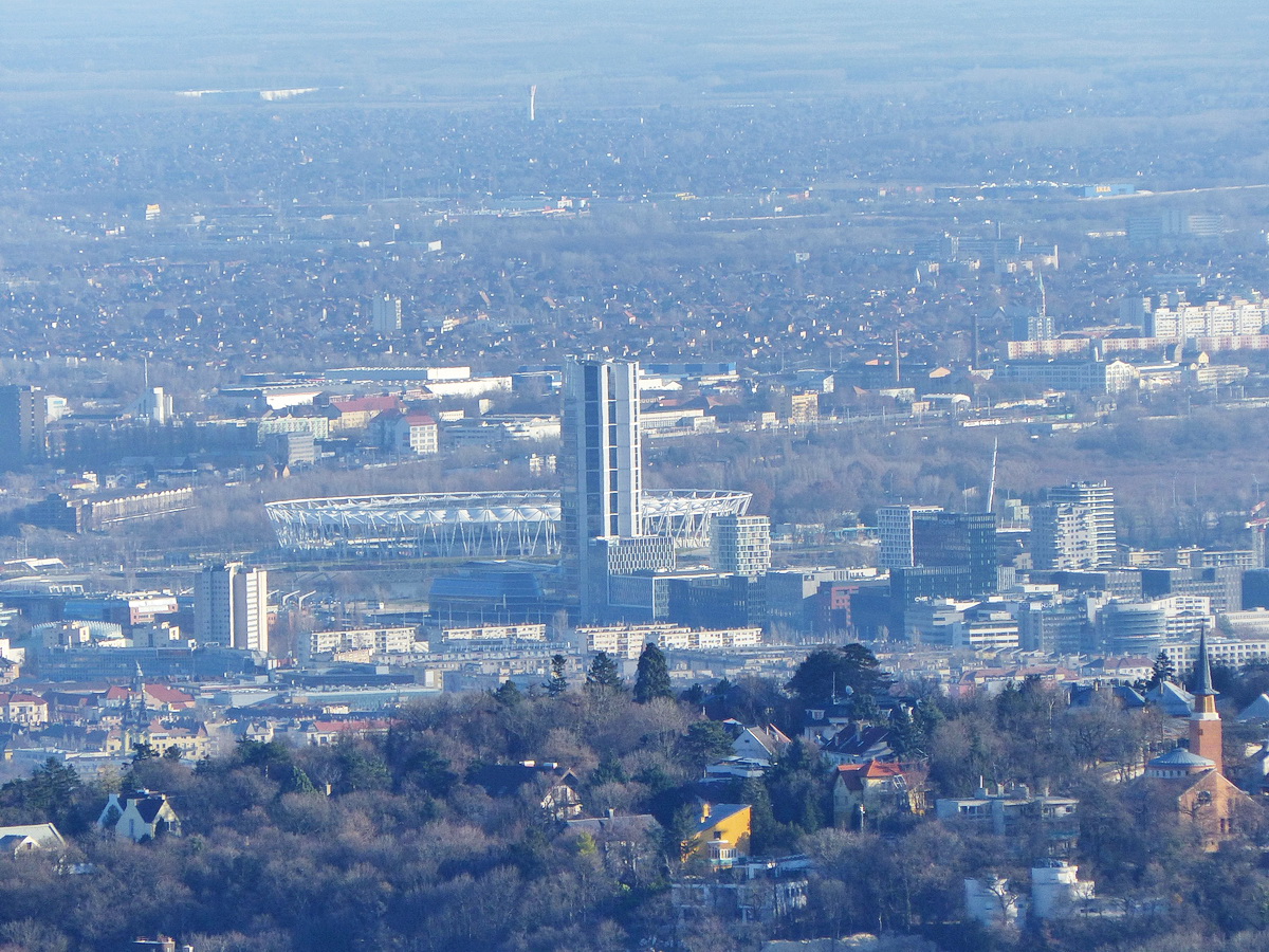 A most épülő lágymányosi iroda- és lakópark a MOL Campus tornyával és mögötte az atlétikai stadion