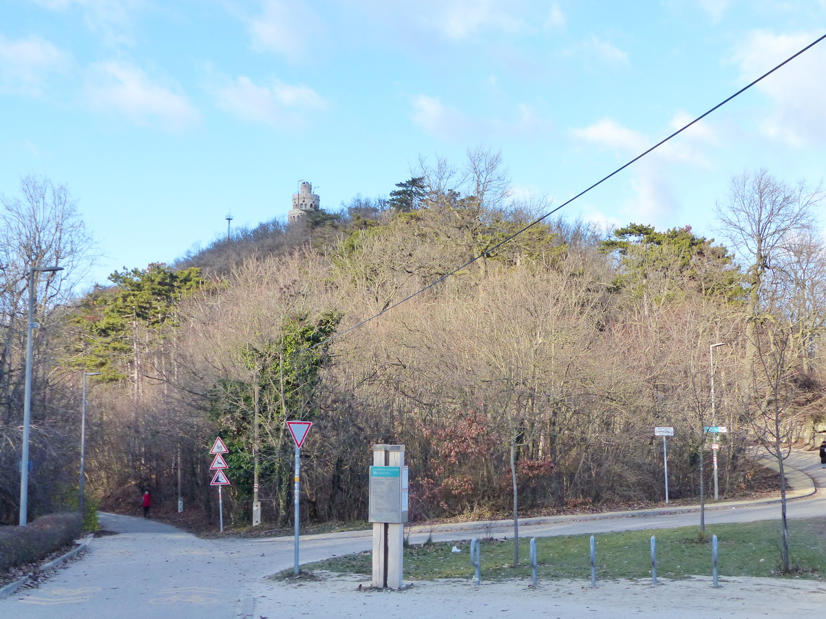 Visszatekintés a János-hegyre a Libegő felső állomása előtti terecskéről