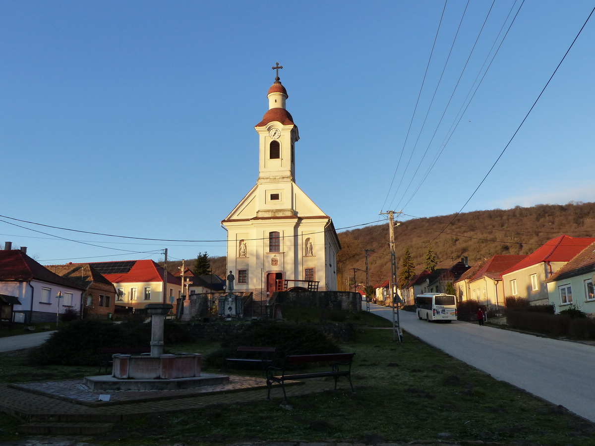 Tardos, római katolikus templom. Erről a kis térről indultam neki a túrának. A buszom is indul tovább Tata felé.