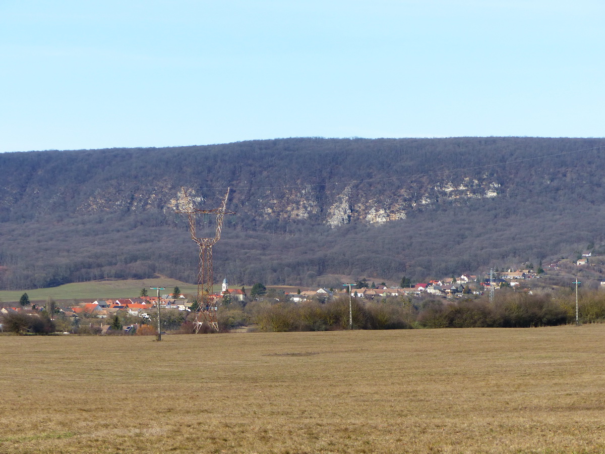 ...és az Öreg-Kovács tövében megbúvó falura.