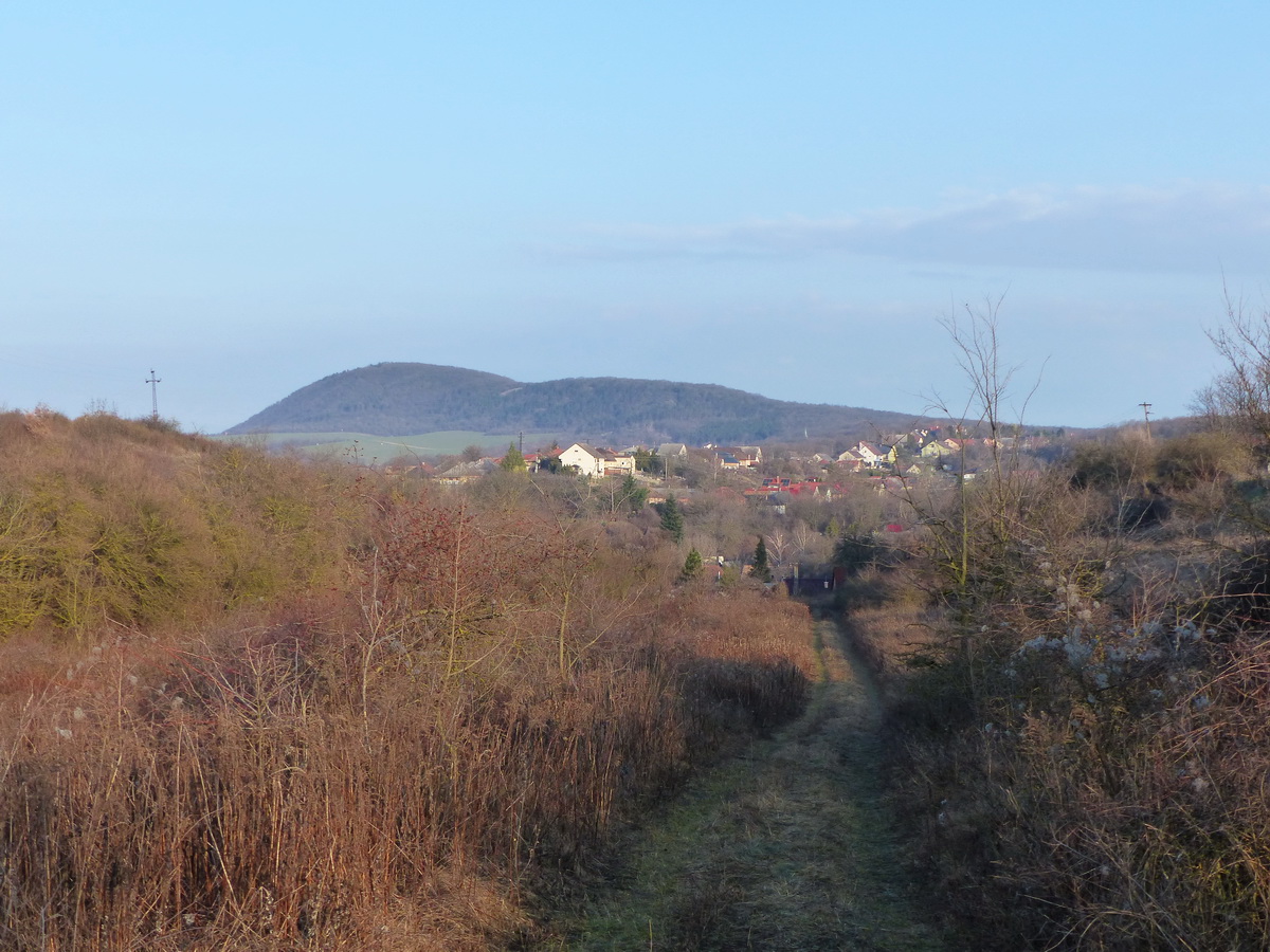 Visszatekintés a névtelen völgyől Csolnokra és a Nagy-Getére