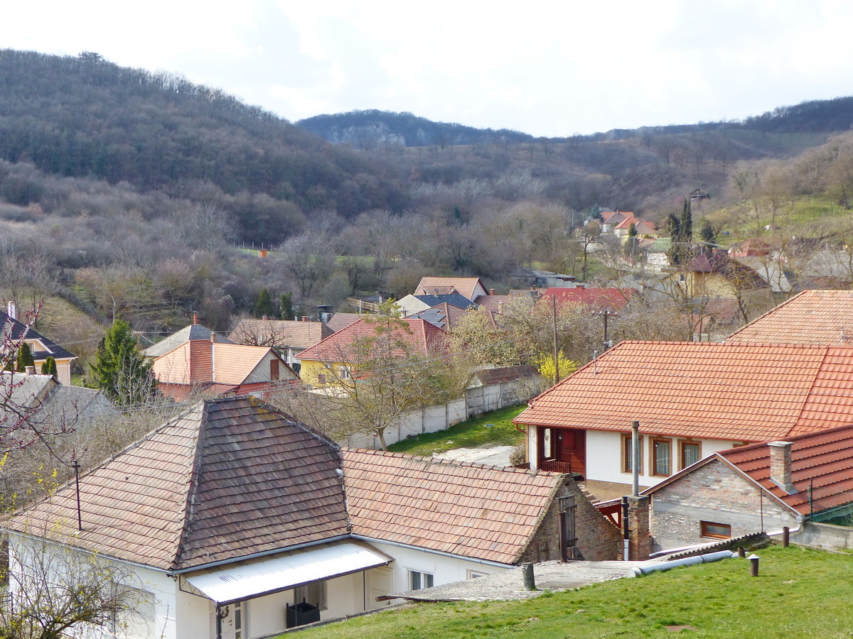 Kilátás Mogyorósbánya házai felett a Bajóti Öreg-kőre
