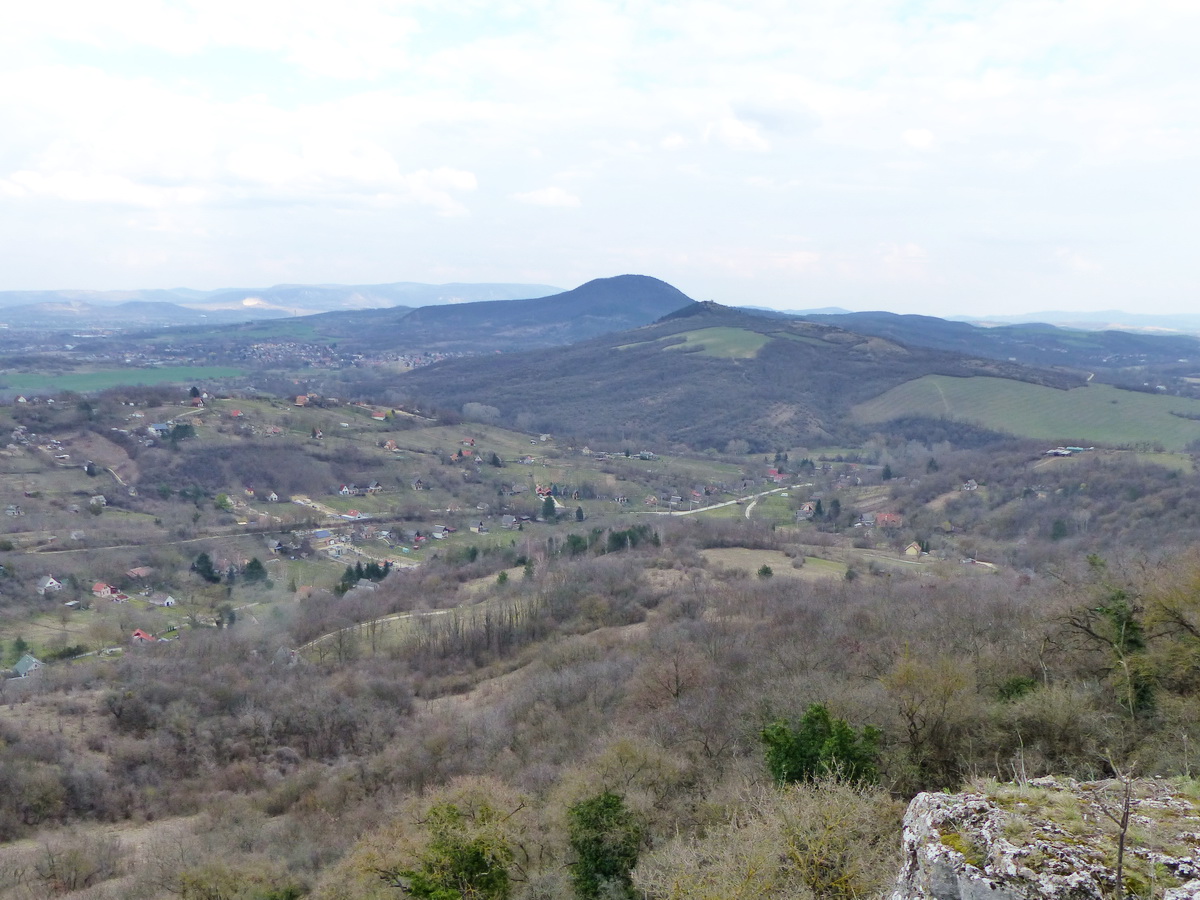 A Kőszikla panorámája: lenn a Tokodi pincék völgye, mögötte a Hegyes-kő, az mögött pedig a Nagy-Gete áll