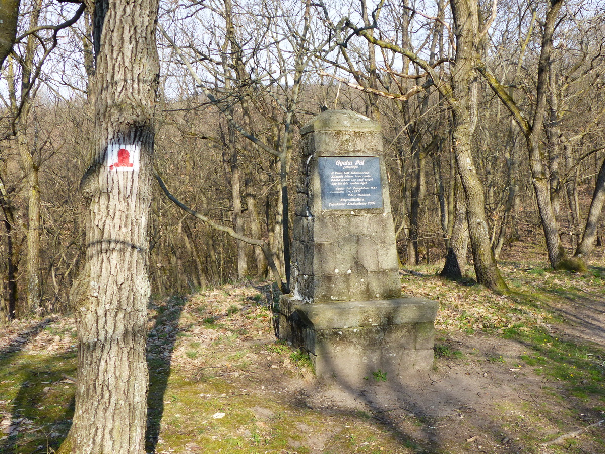 A Gyulai Pál emlékmű Leányfalu határában