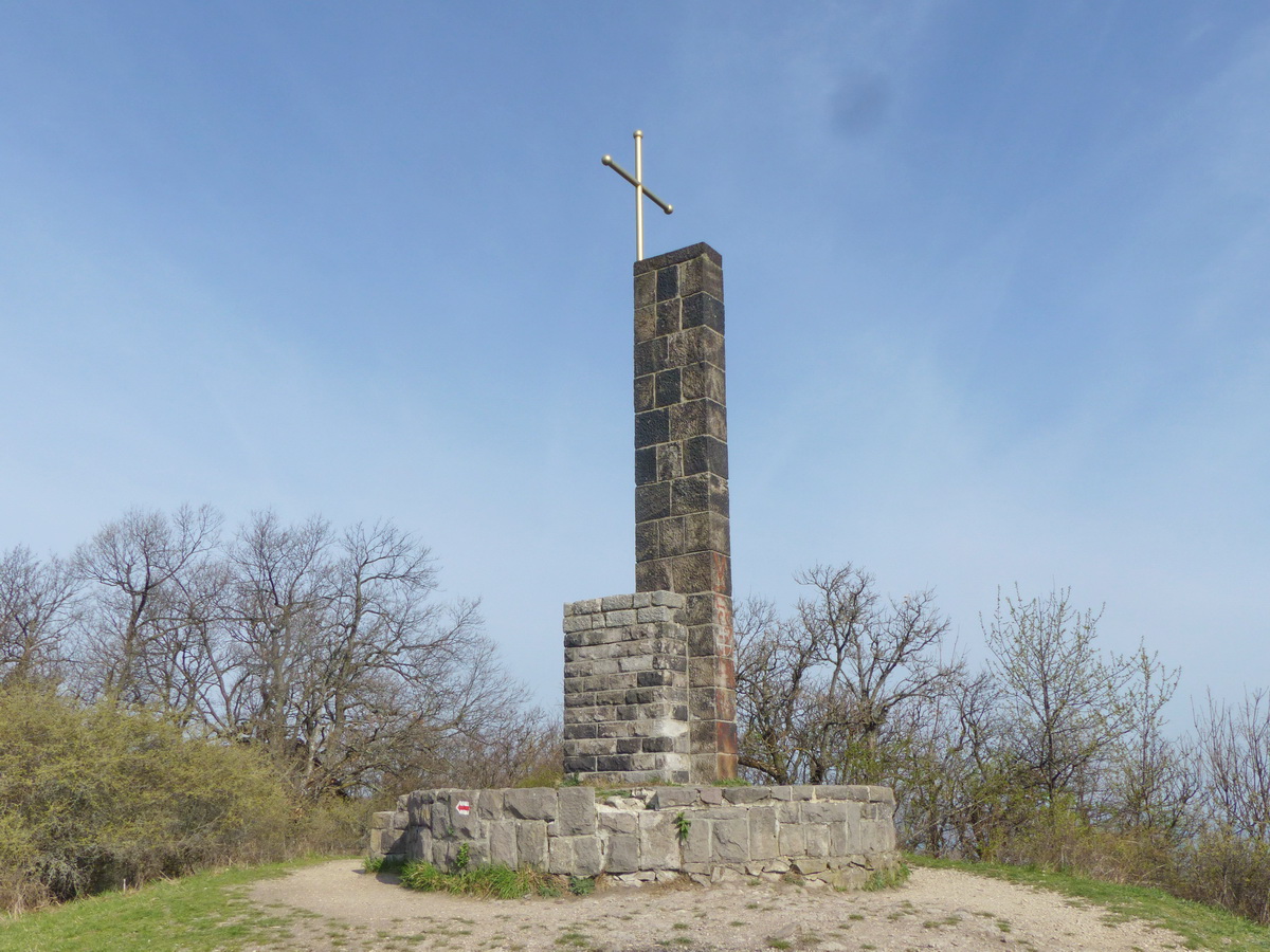 Emlékmű a Vörös-kő ormán