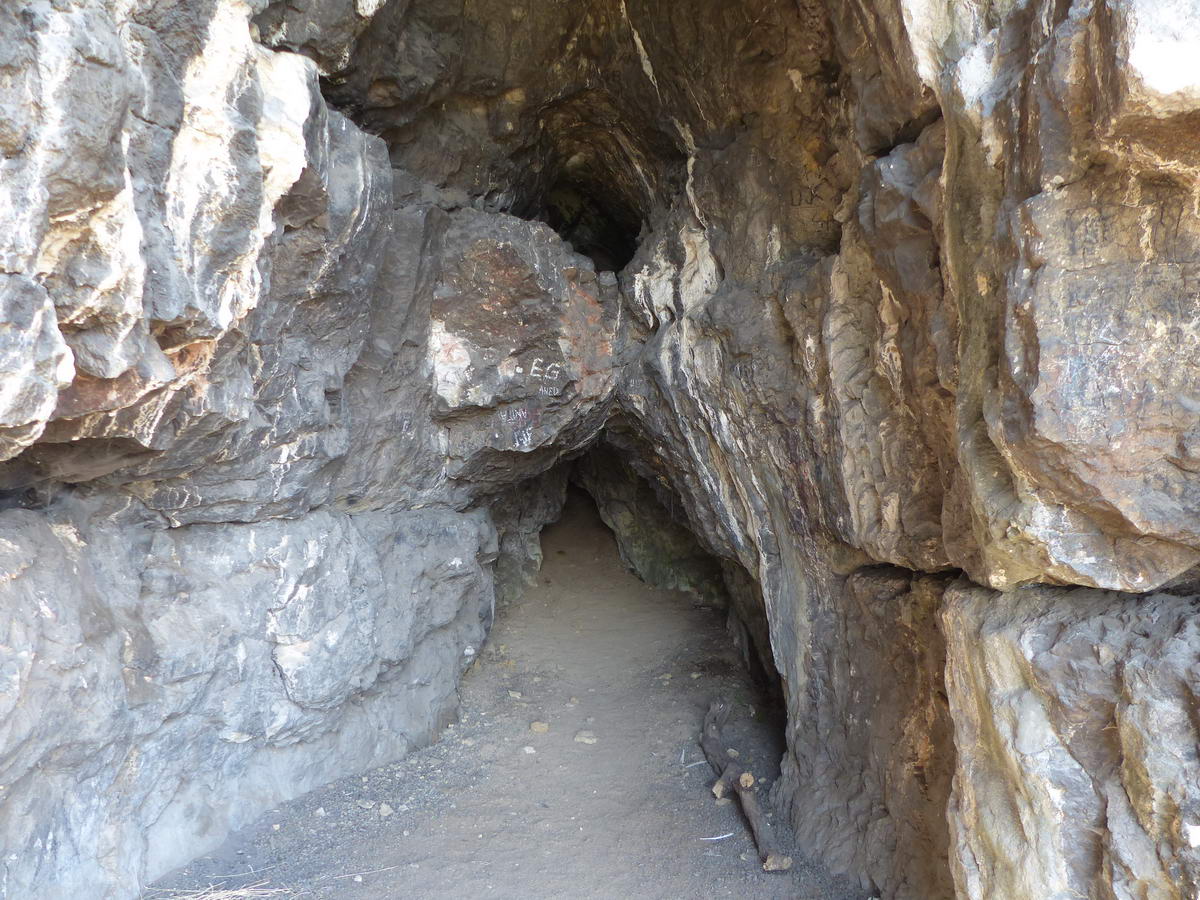 Csak pár lépést lehet megtenni befelé a barlangban, aztán nagyon összeszűkül a járat