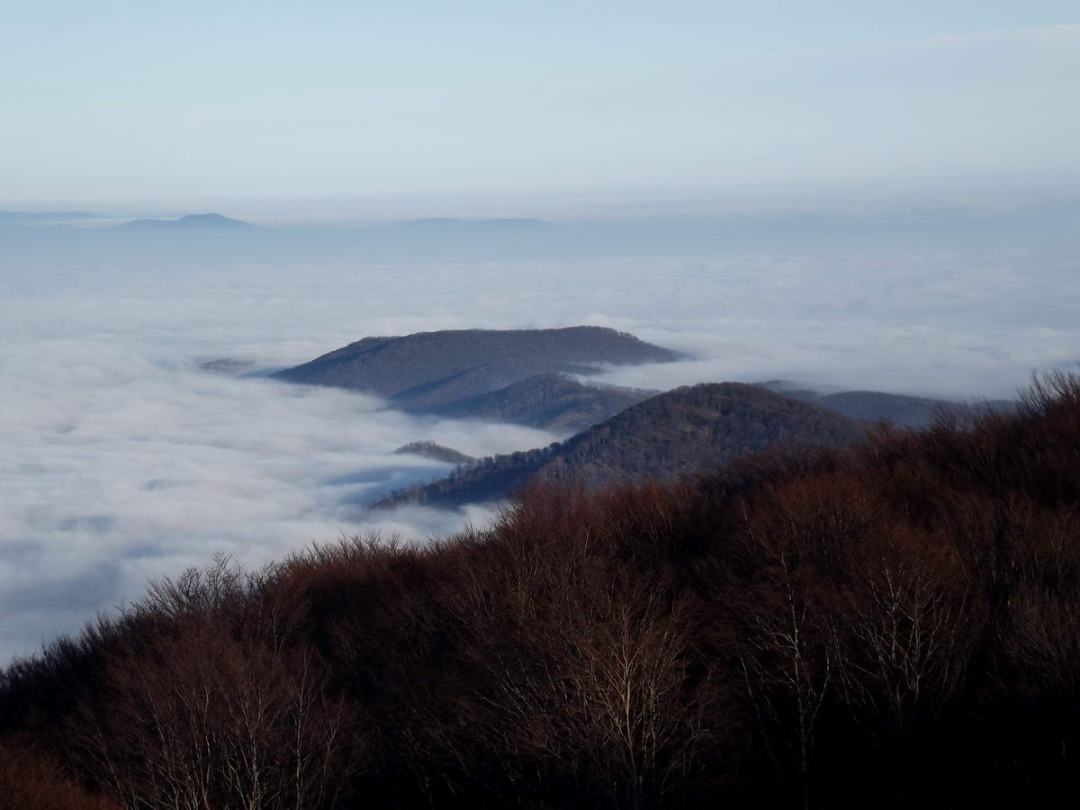 A Keleti-Mátra gerince emelkedik csak ki a ködből